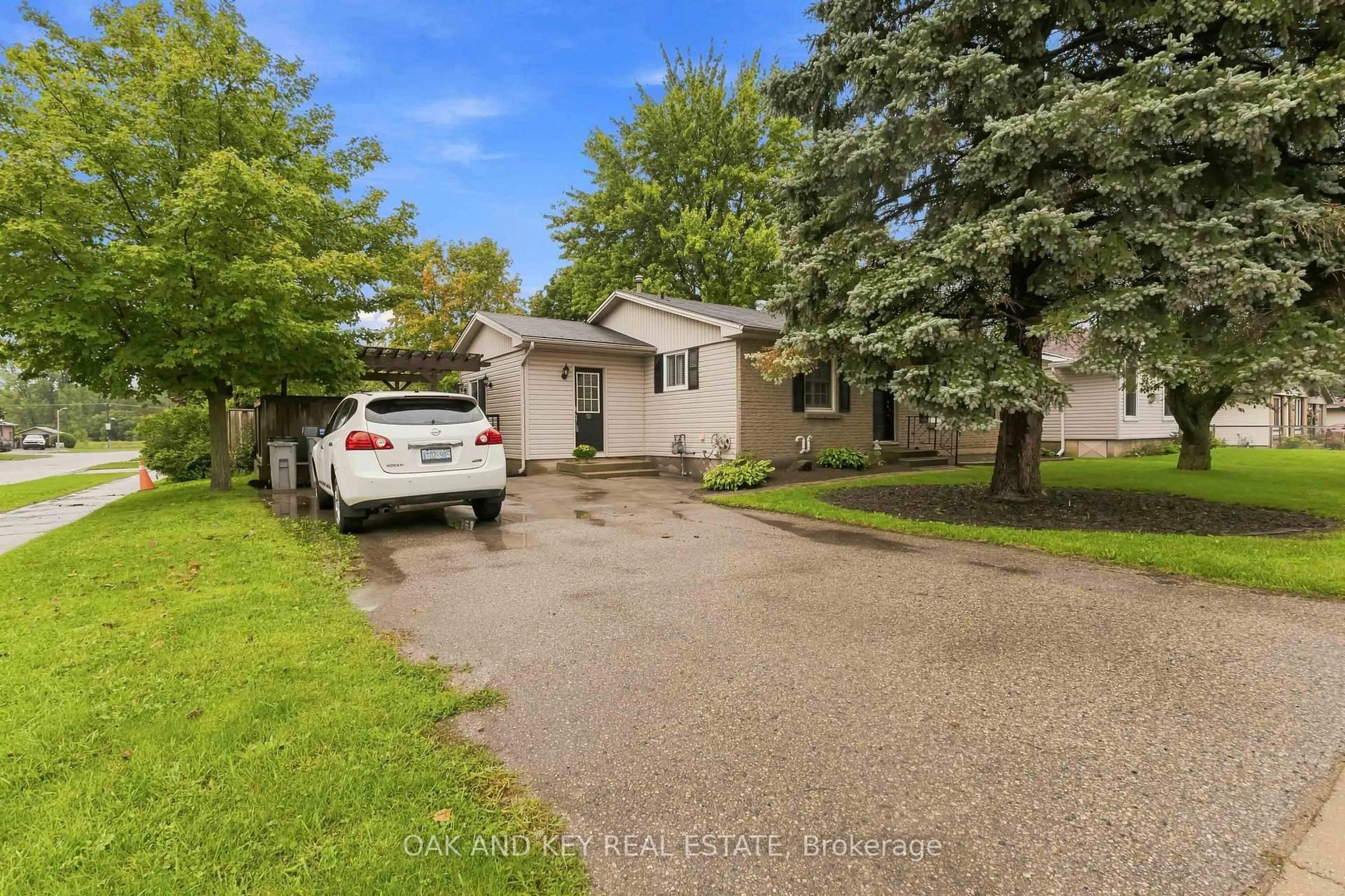 A pic from outside/outdoor area/front of a property/back of a property/a pic from drone, street for 118 Harold Crt, Lucan Biddulph Ontario N0M 2J0