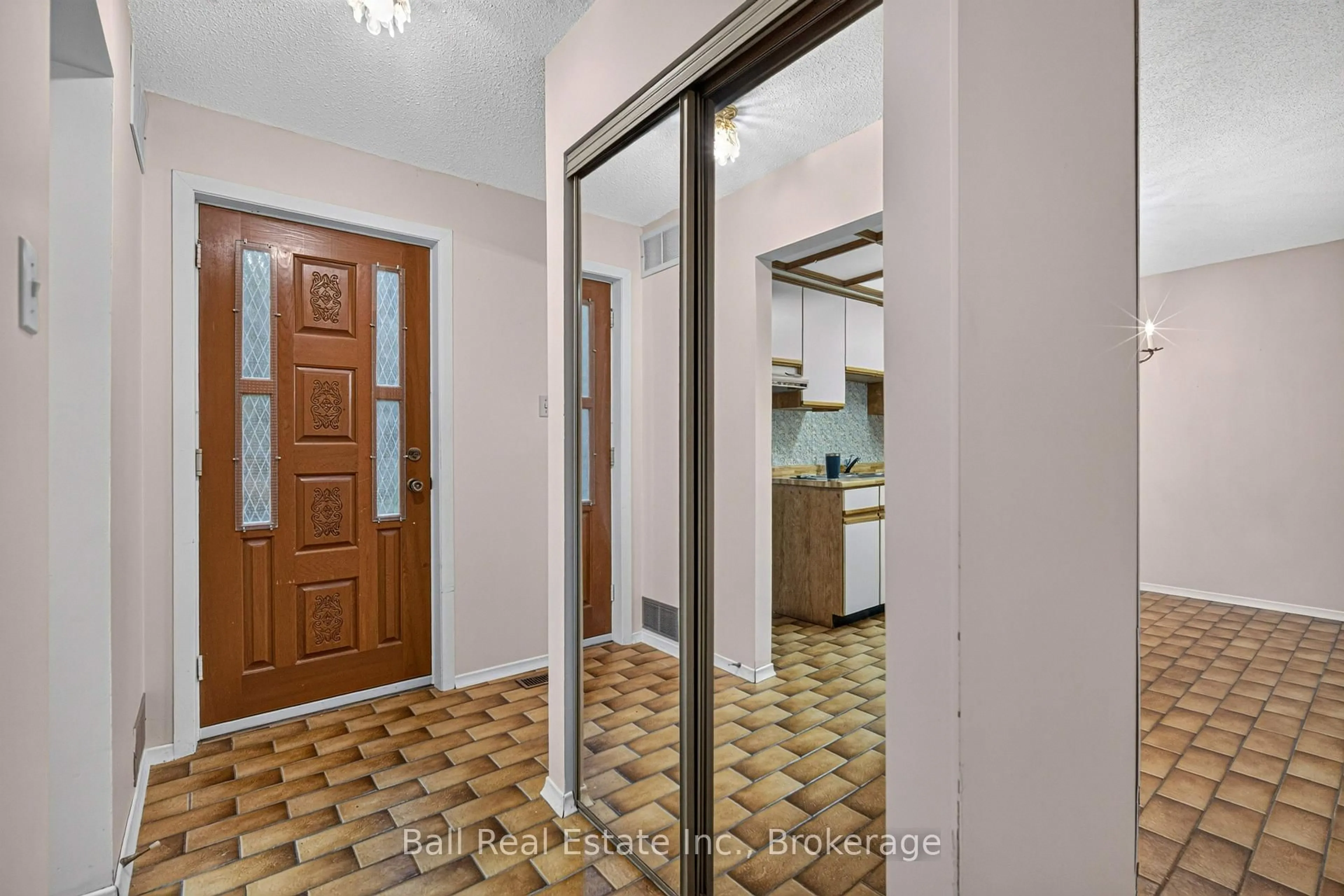 Indoor foyer for 200 East St S #103, Kawartha Lakes Ontario K0M 1A0