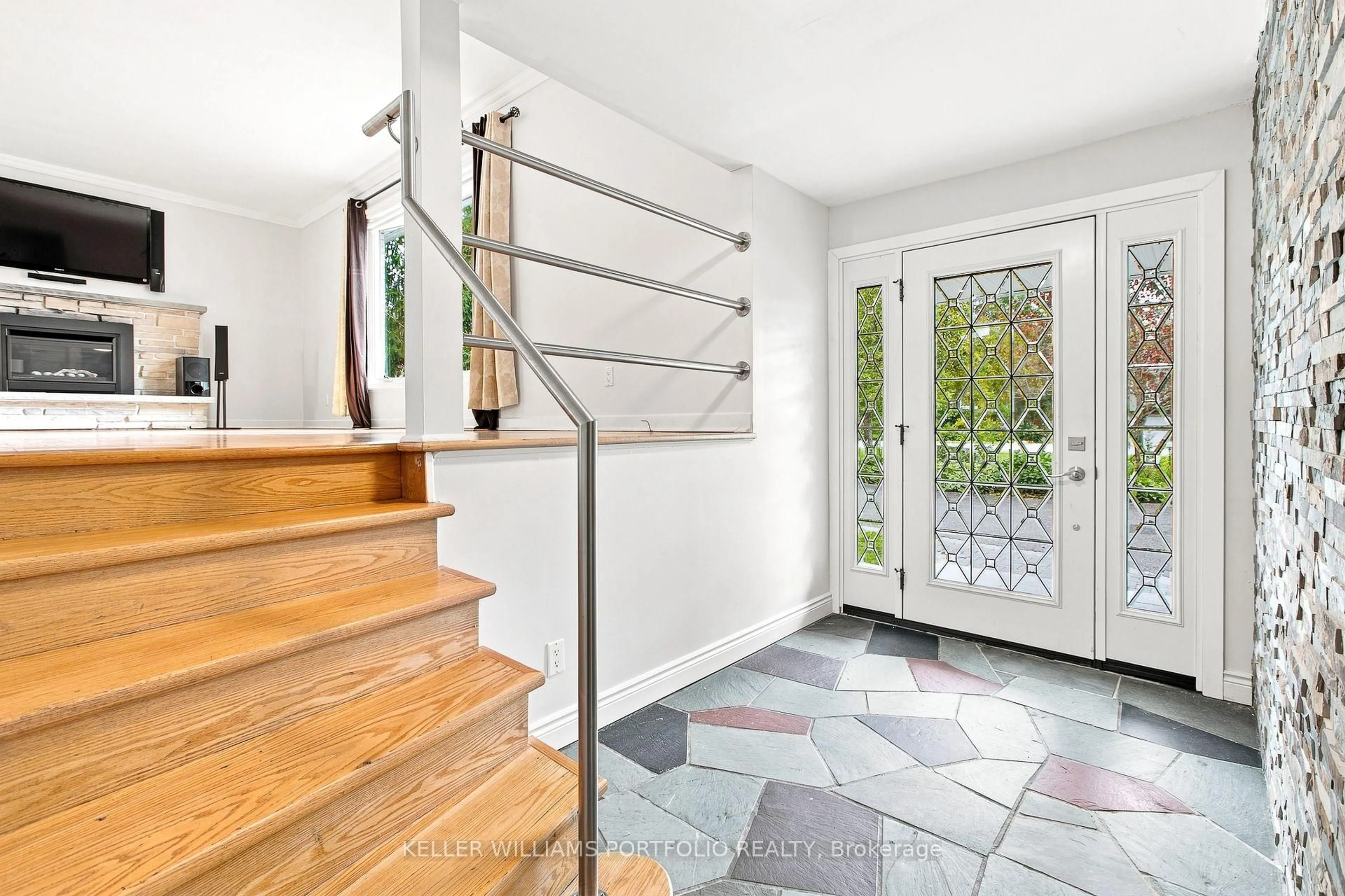 Indoor entryway for 123 Dorothea Dr, Ottawa Ontario K1V 7C6