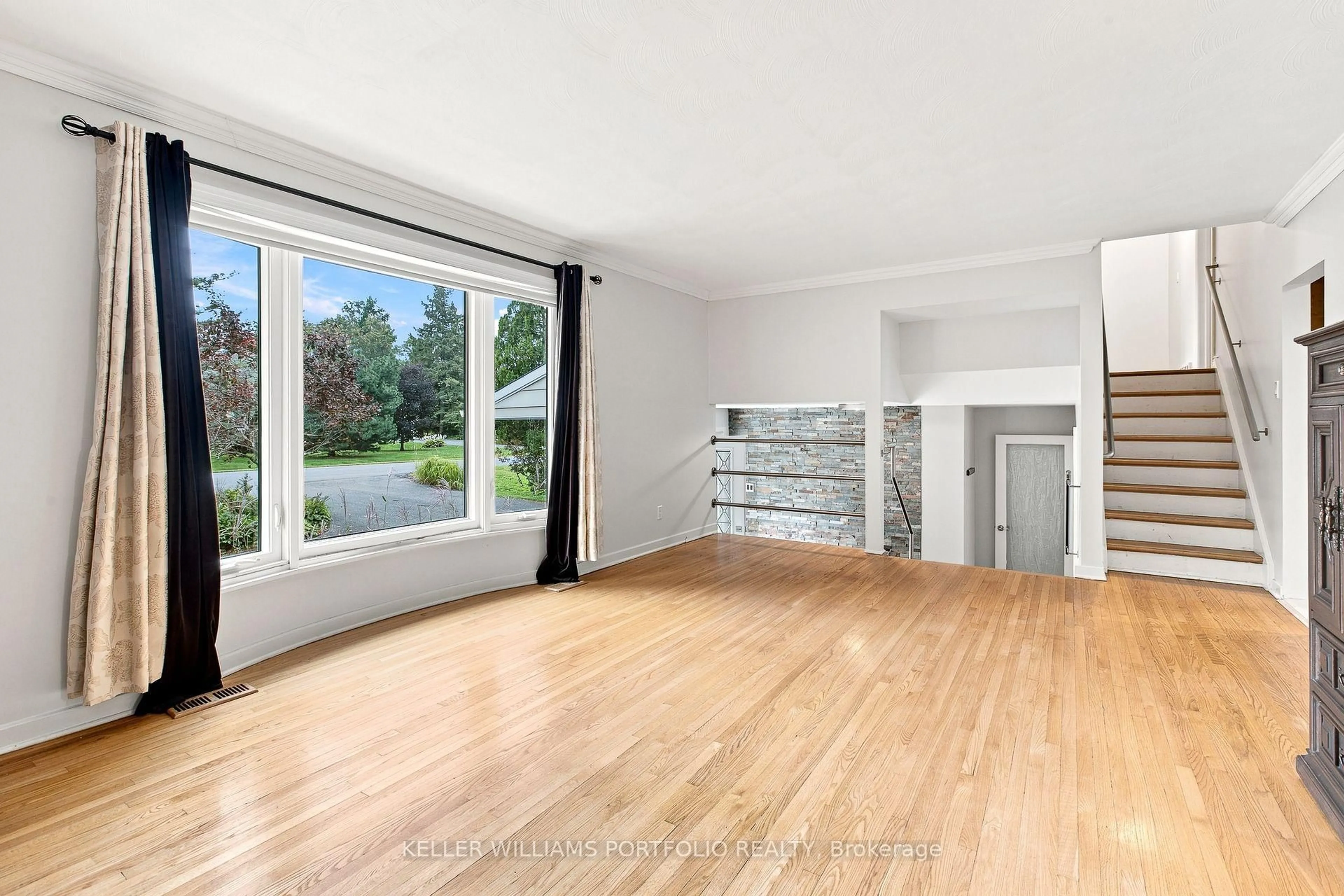 A pic of a room for 123 Dorothea Dr, Ottawa Ontario K1V 7C6