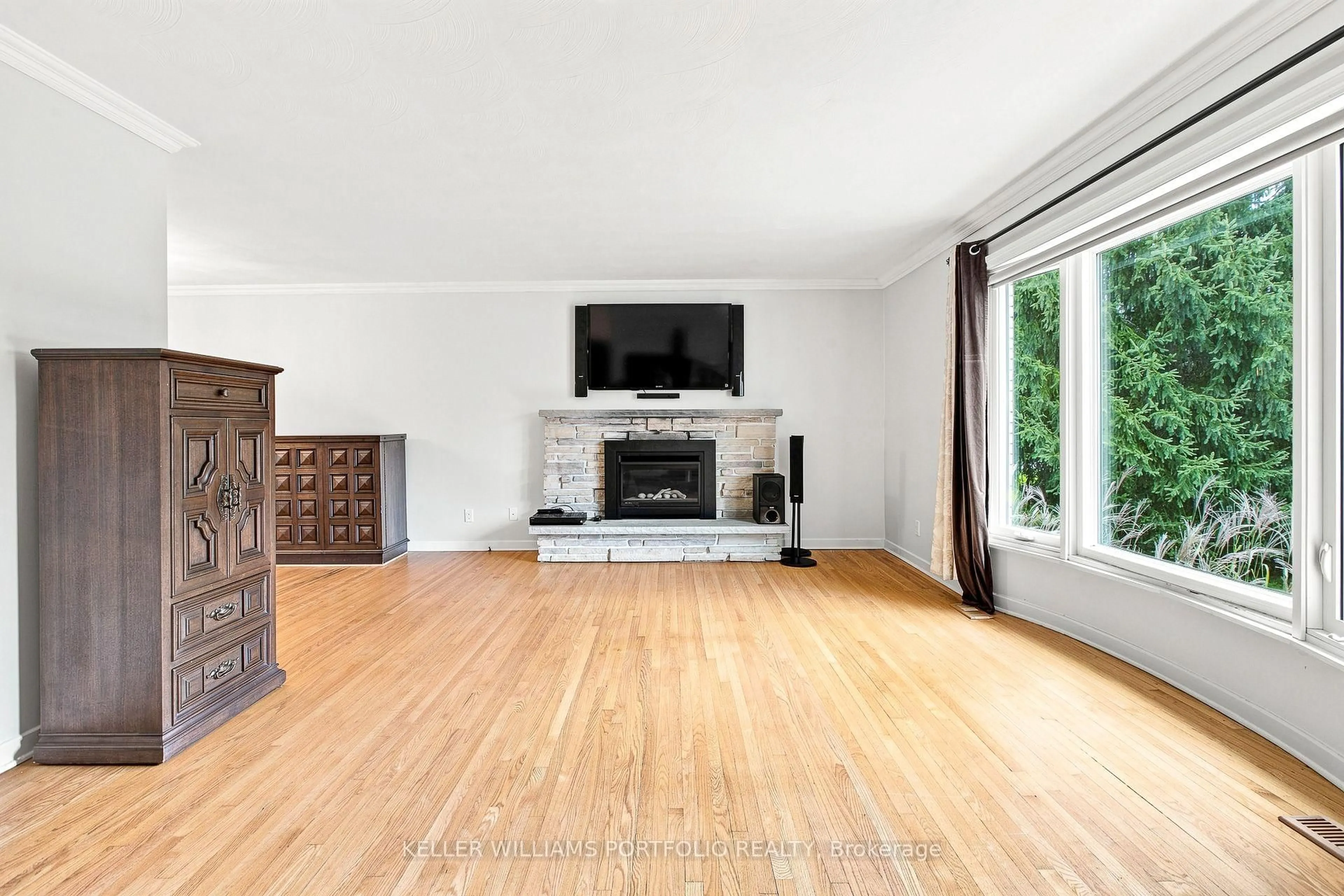 Living room with furniture, unknown for 123 Dorothea Dr, Ottawa Ontario K1V 7C6