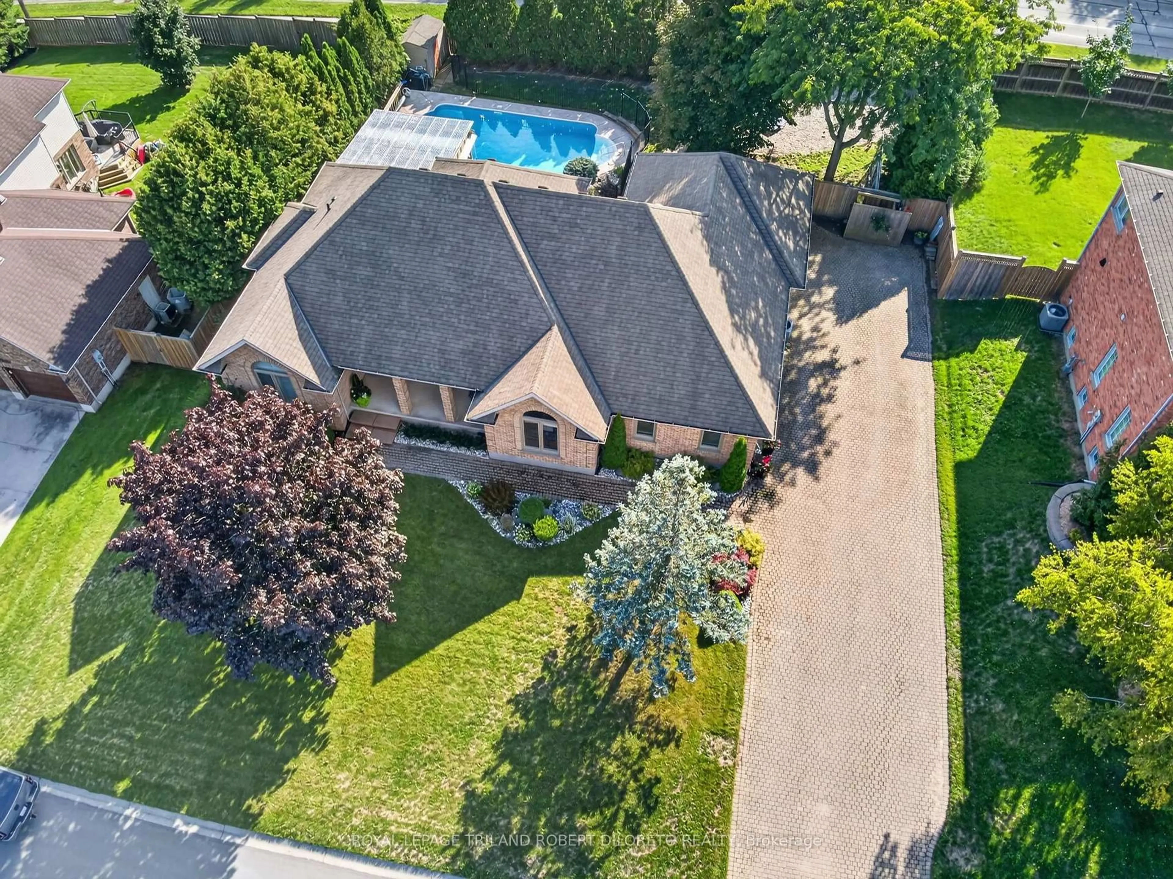 A pic from outside/outdoor area/front of a property/back of a property/a pic from drone, street for 19 Woodland Dr, Middlesex Centre Ontario N0L 1R0
