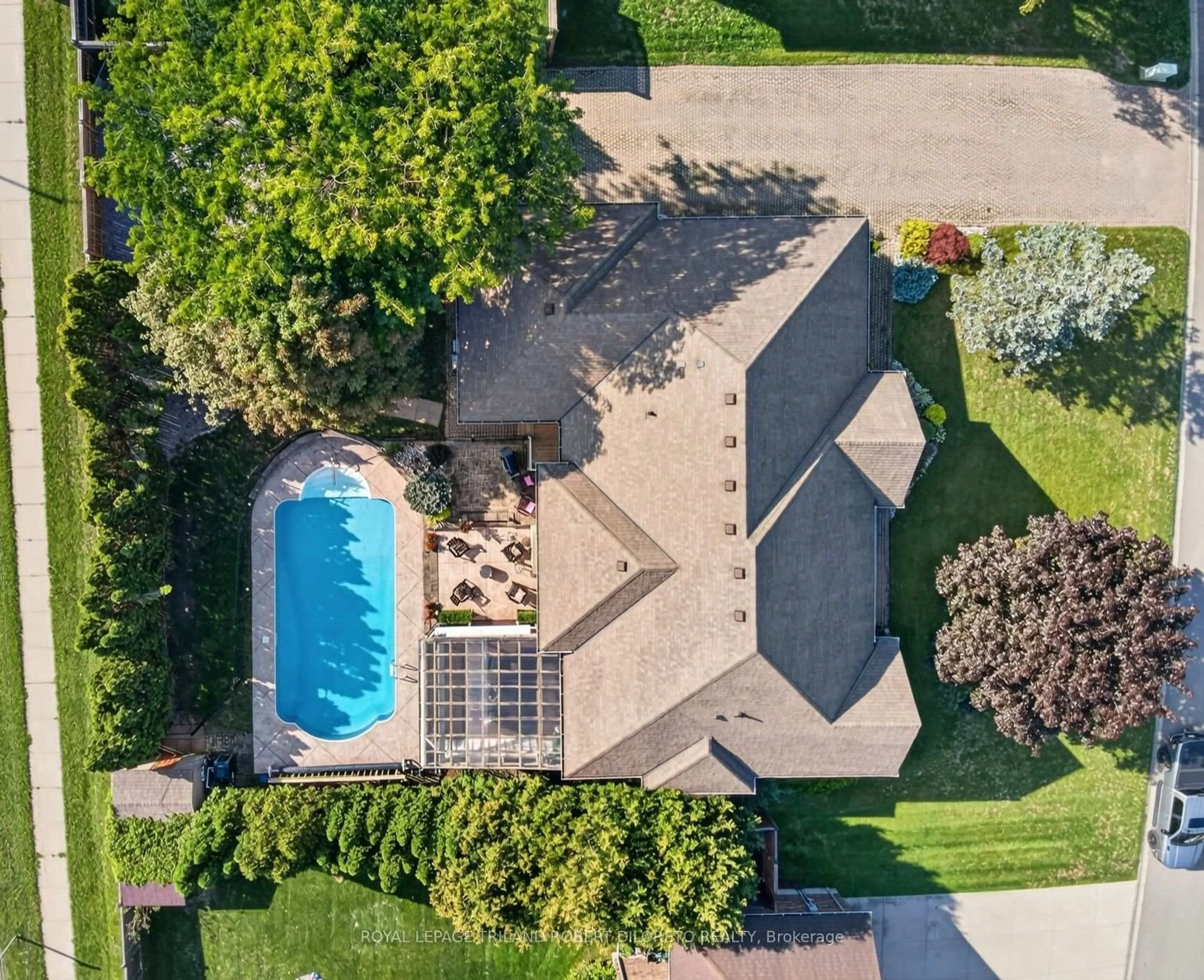 A pic from outside/outdoor area/front of a property/back of a property/a pic from drone, street for 19 Woodland Dr, Middlesex Centre Ontario N0L 1R0