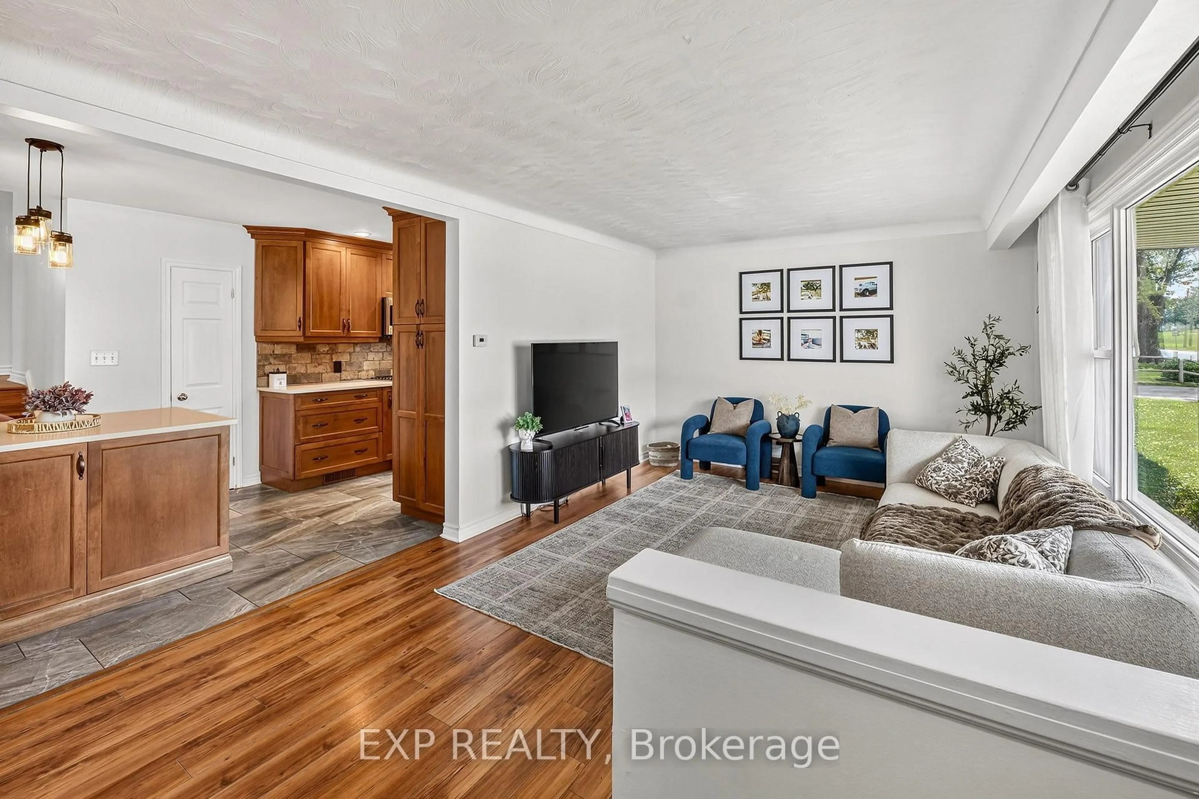 Living room with furniture, unknown for 111 Concession Rd, Fort Erie Ontario L2A 4G7