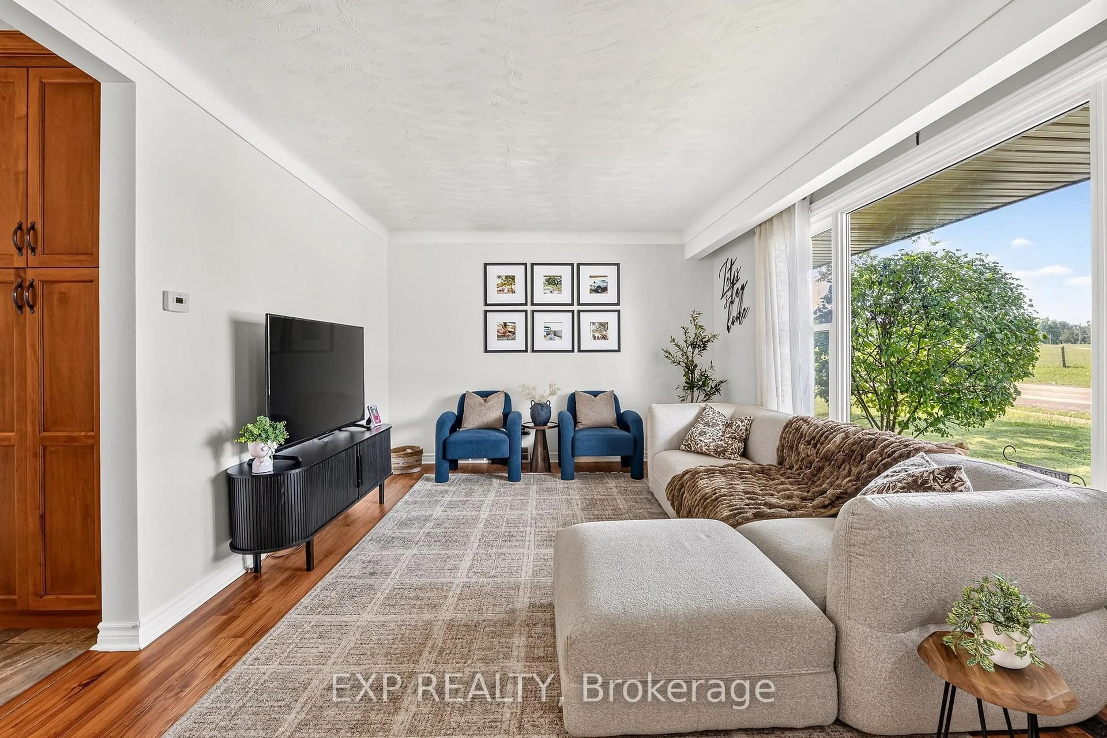 Living room with furniture, unknown for 111 Concession Rd, Fort Erie Ontario L2A 4G7