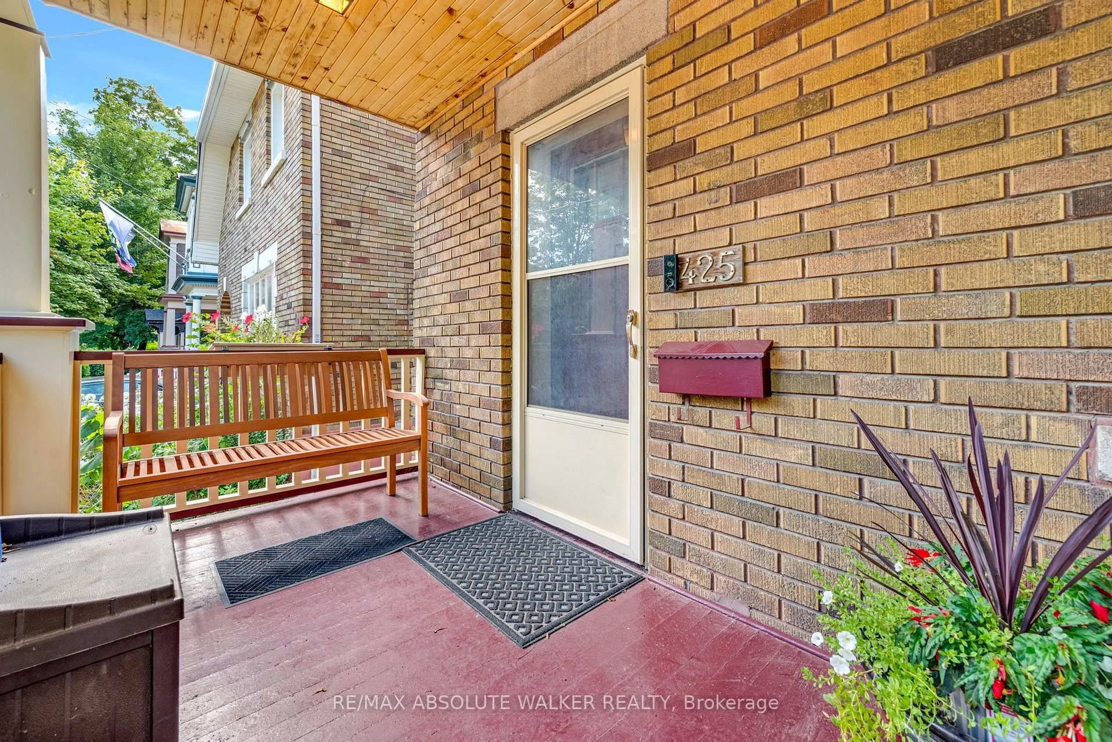 Indoor entryway for 425 Besserer St, Ottawa Ontario K1N 6B9