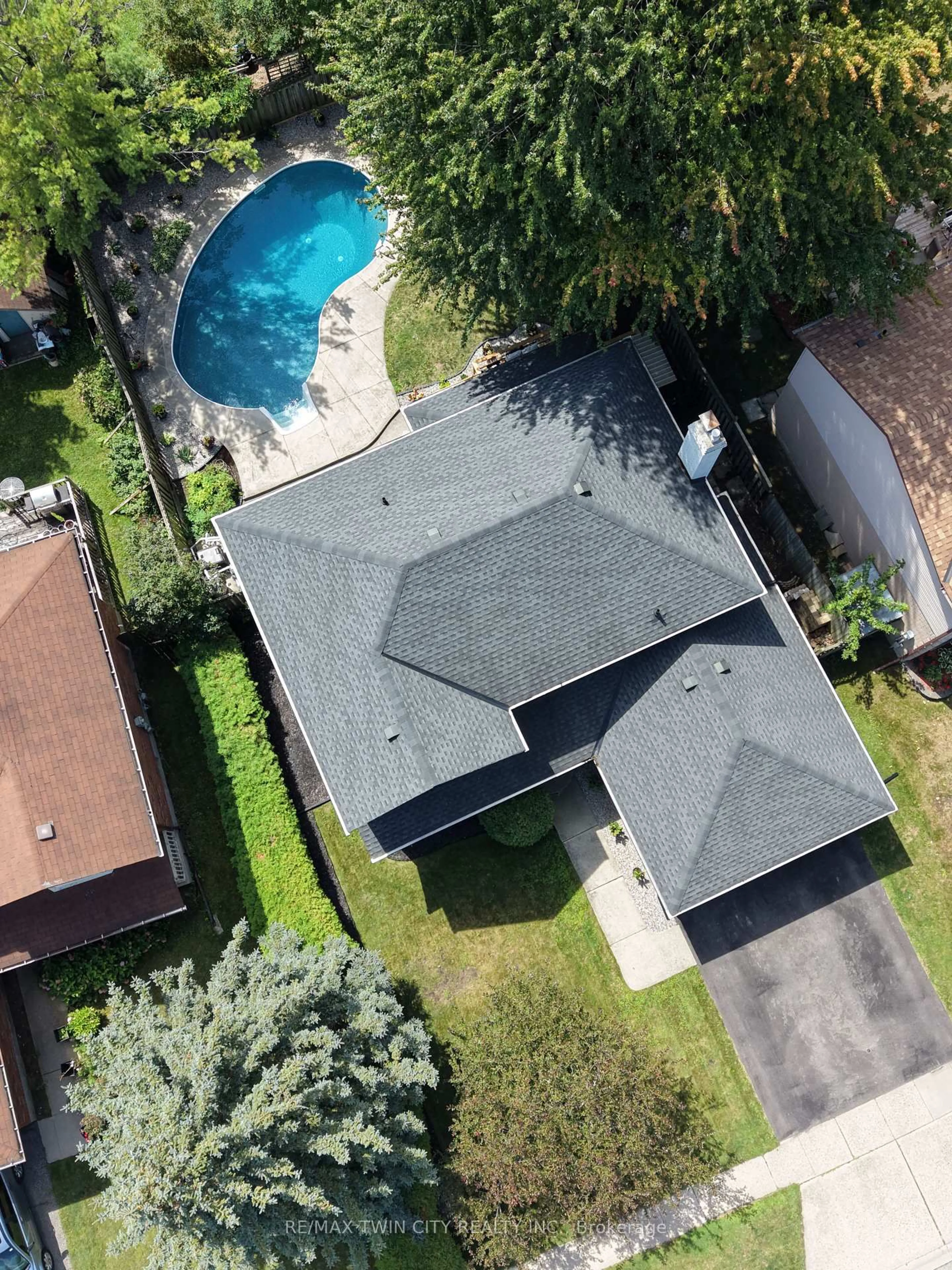 A pic from outside/outdoor area/front of a property/back of a property/a pic from drone, street for 324 Cooper St, Cambridge Ontario N3C 3X8