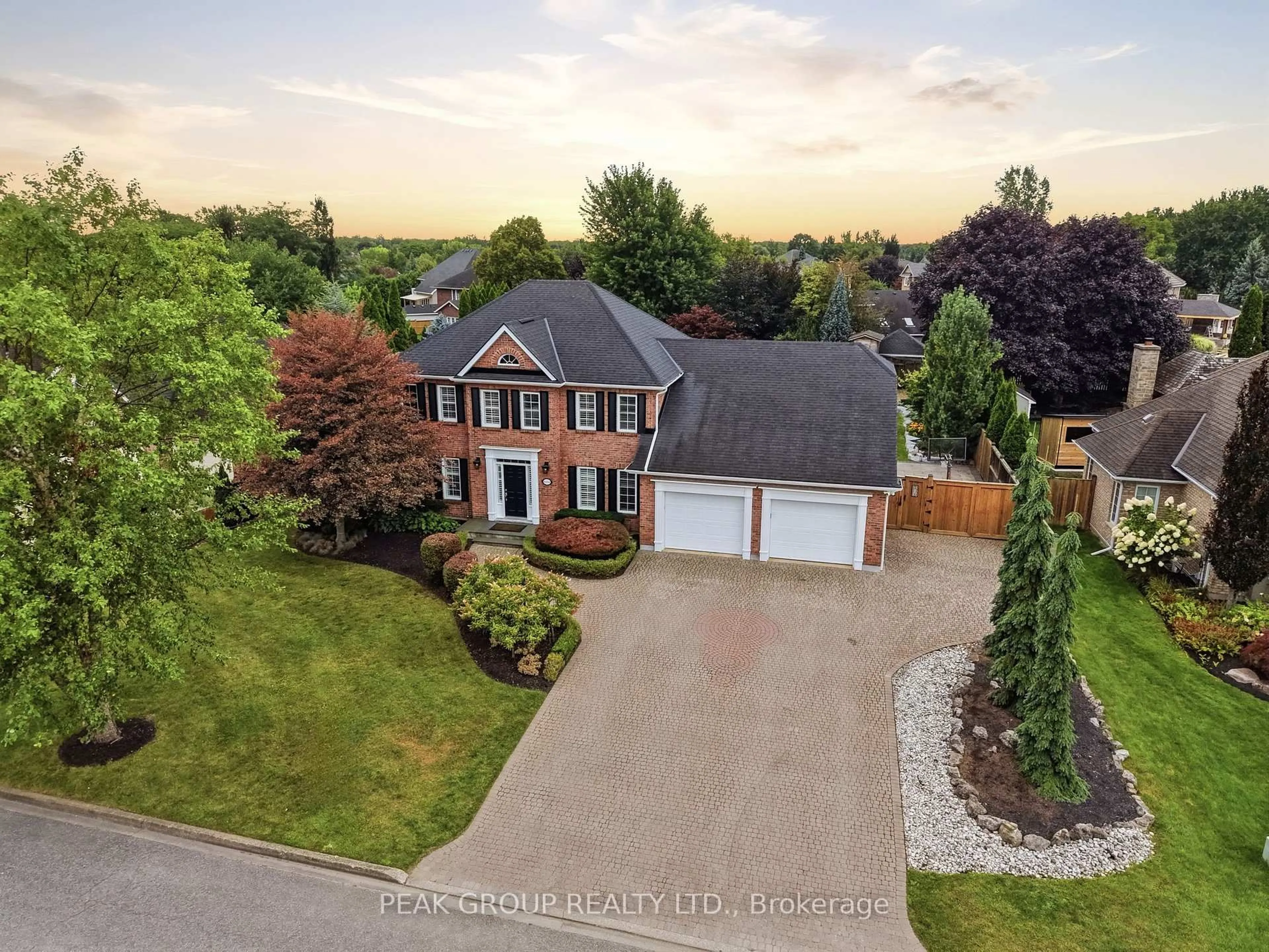 A pic from outside/outdoor area/front of a property/back of a property/a pic from drone, street for 8004 Westminster Dr, Niagara Falls Ontario L2H 2Z2