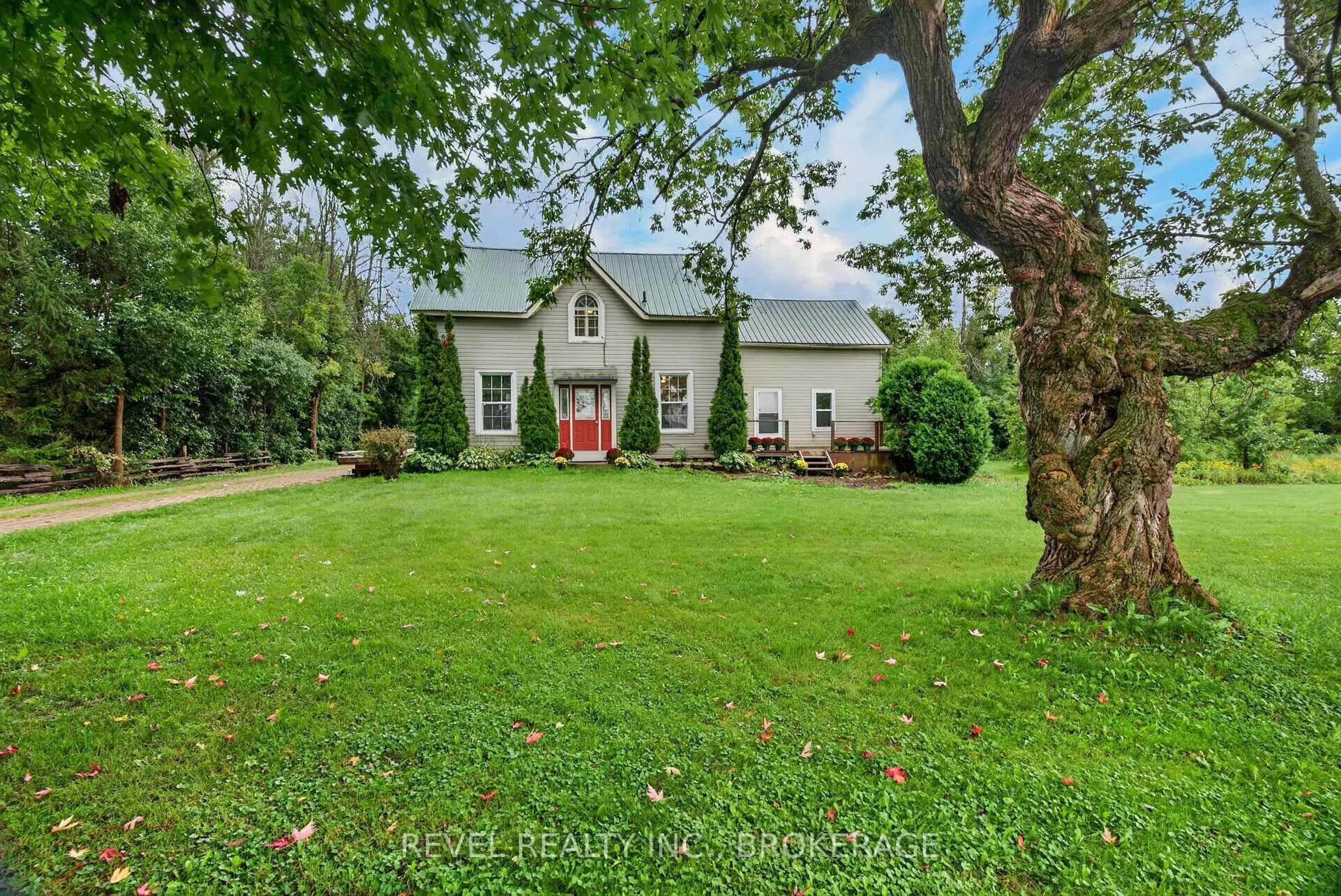 A pic from outside/outdoor area/front of a property/back of a property/a pic from drone, unknown for 275 Haig Rd, Front of Leeds & Seeleys Bay Ontario K7G 2V4
