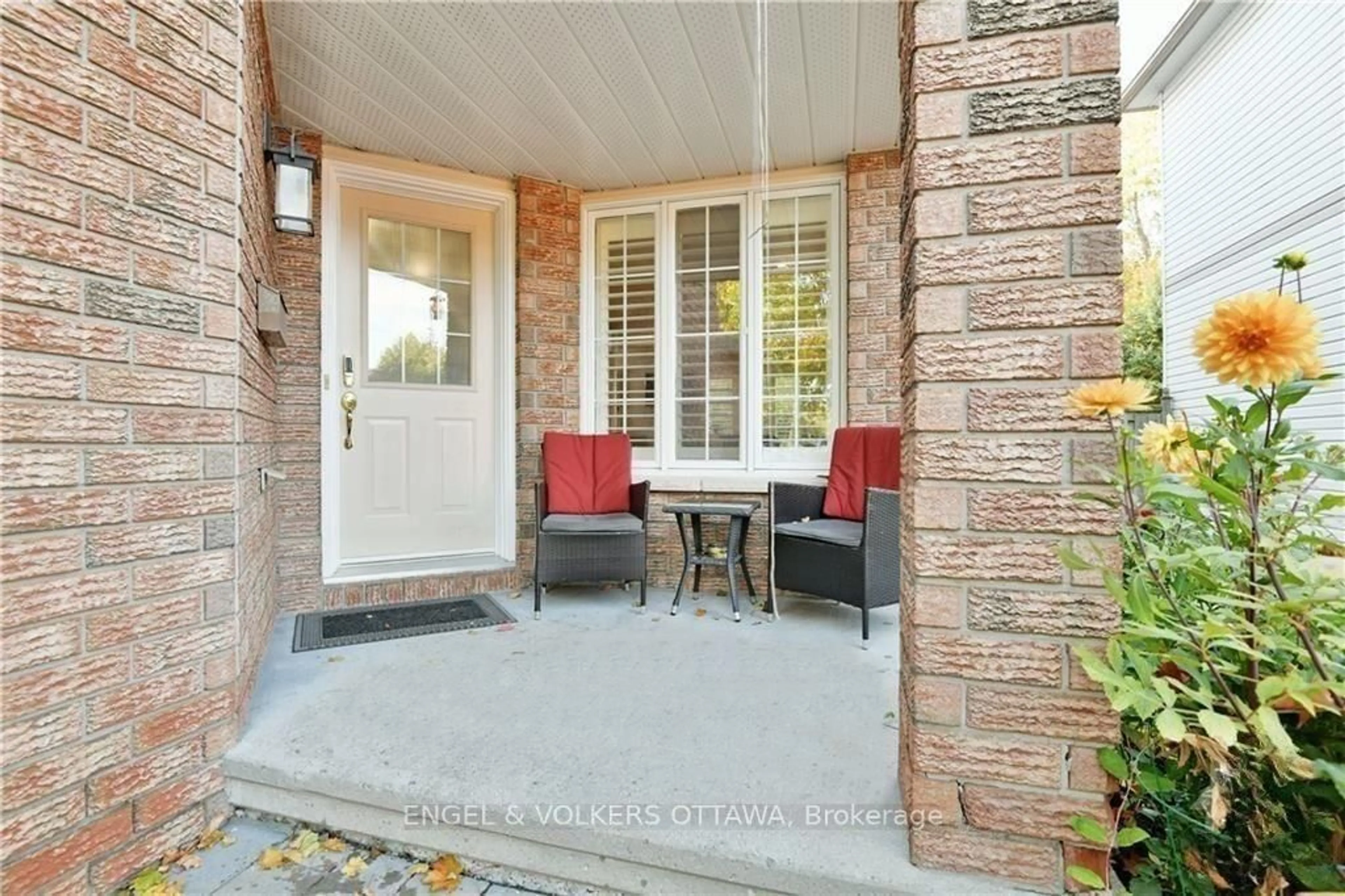Indoor entryway for 13 Picasso Dr, Ottawa Ontario K1G 5S9