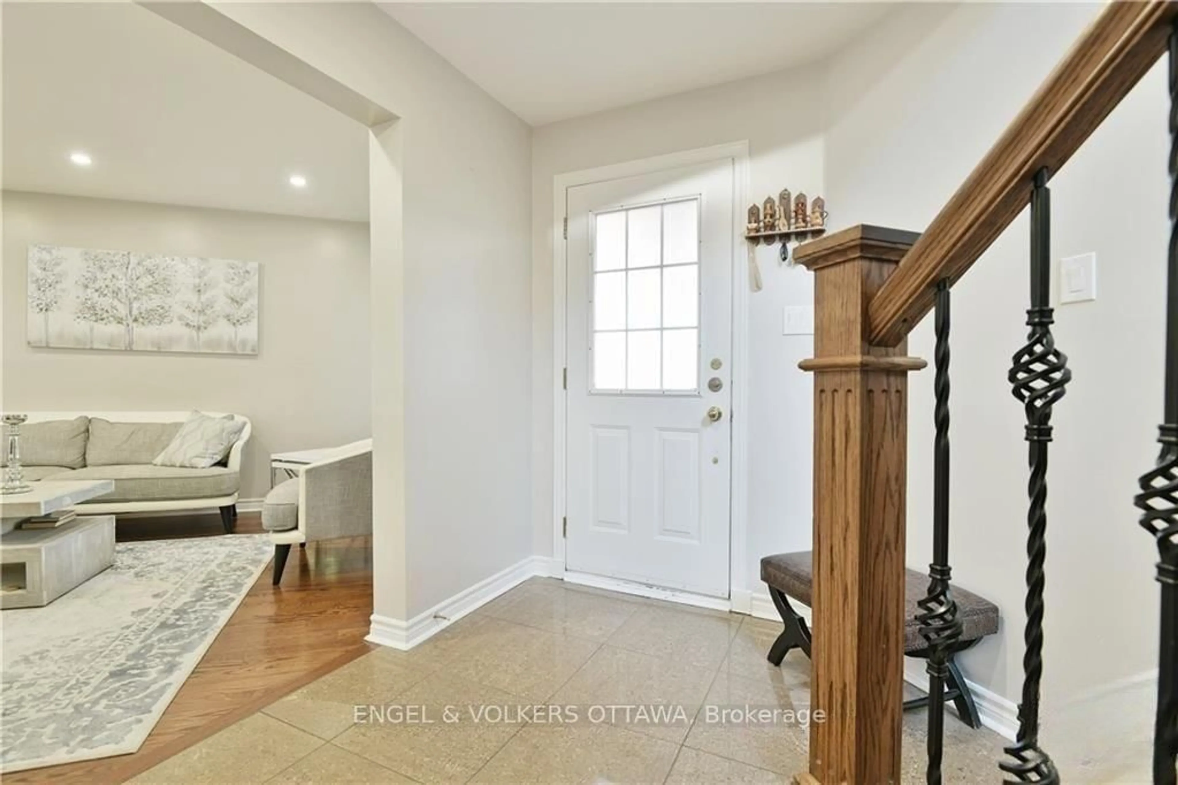 Indoor entryway for 13 Picasso Dr, Ottawa Ontario K1G 5S9
