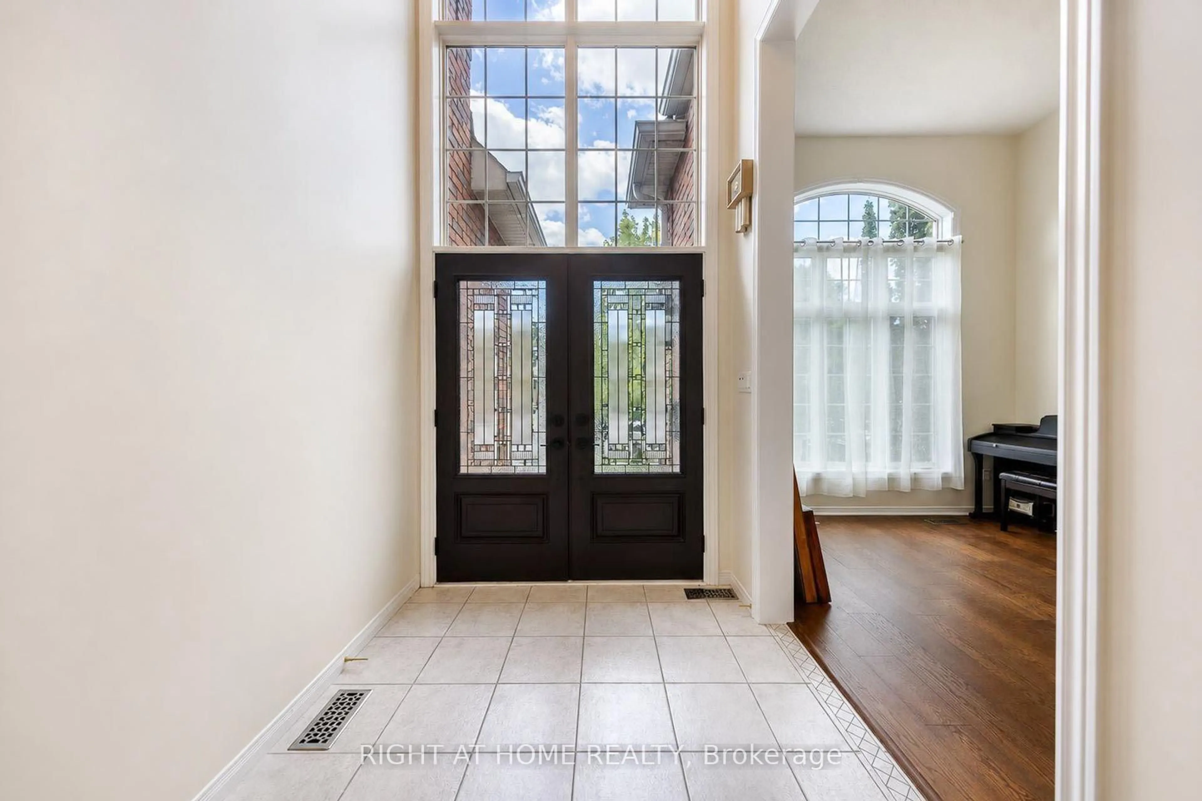 Indoor entryway for 27 Thoroughbred Blvd, Hamilton Ontario L9K 1L2