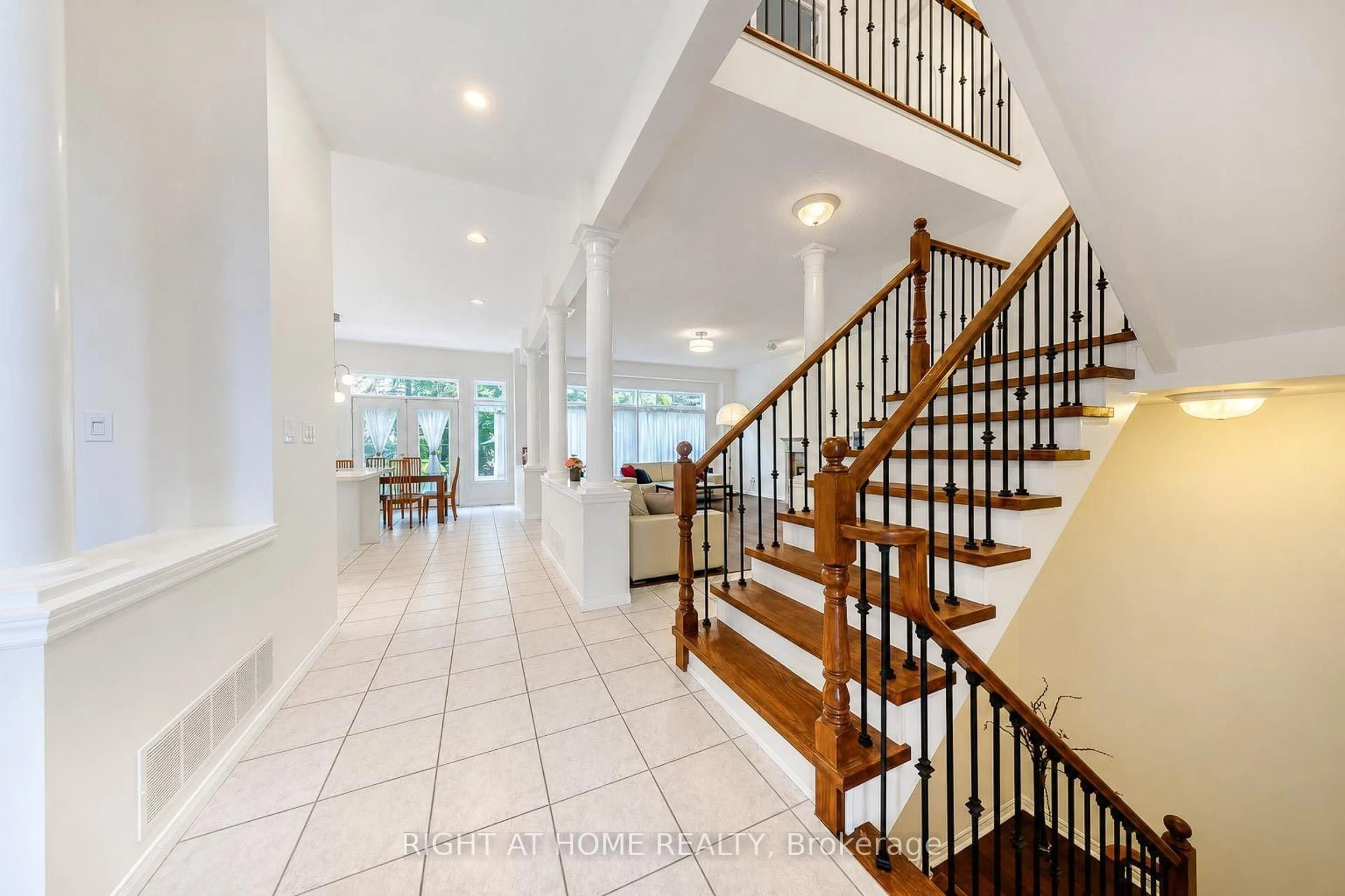Indoor foyer for 27 Thoroughbred Blvd, Hamilton Ontario L9K 1L2