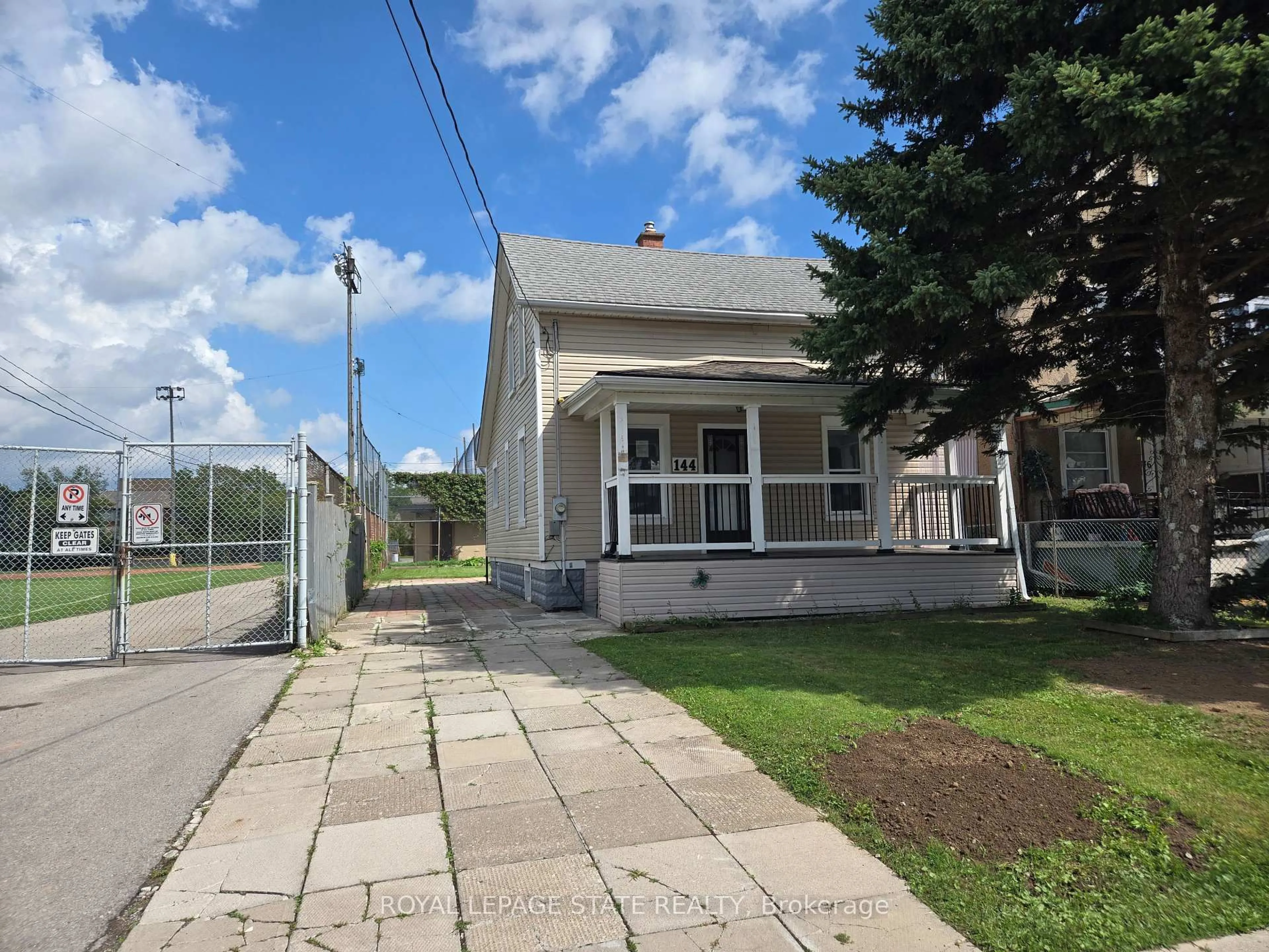 Unknown for 144 Burgar St, Welland Ontario L3B 2S8