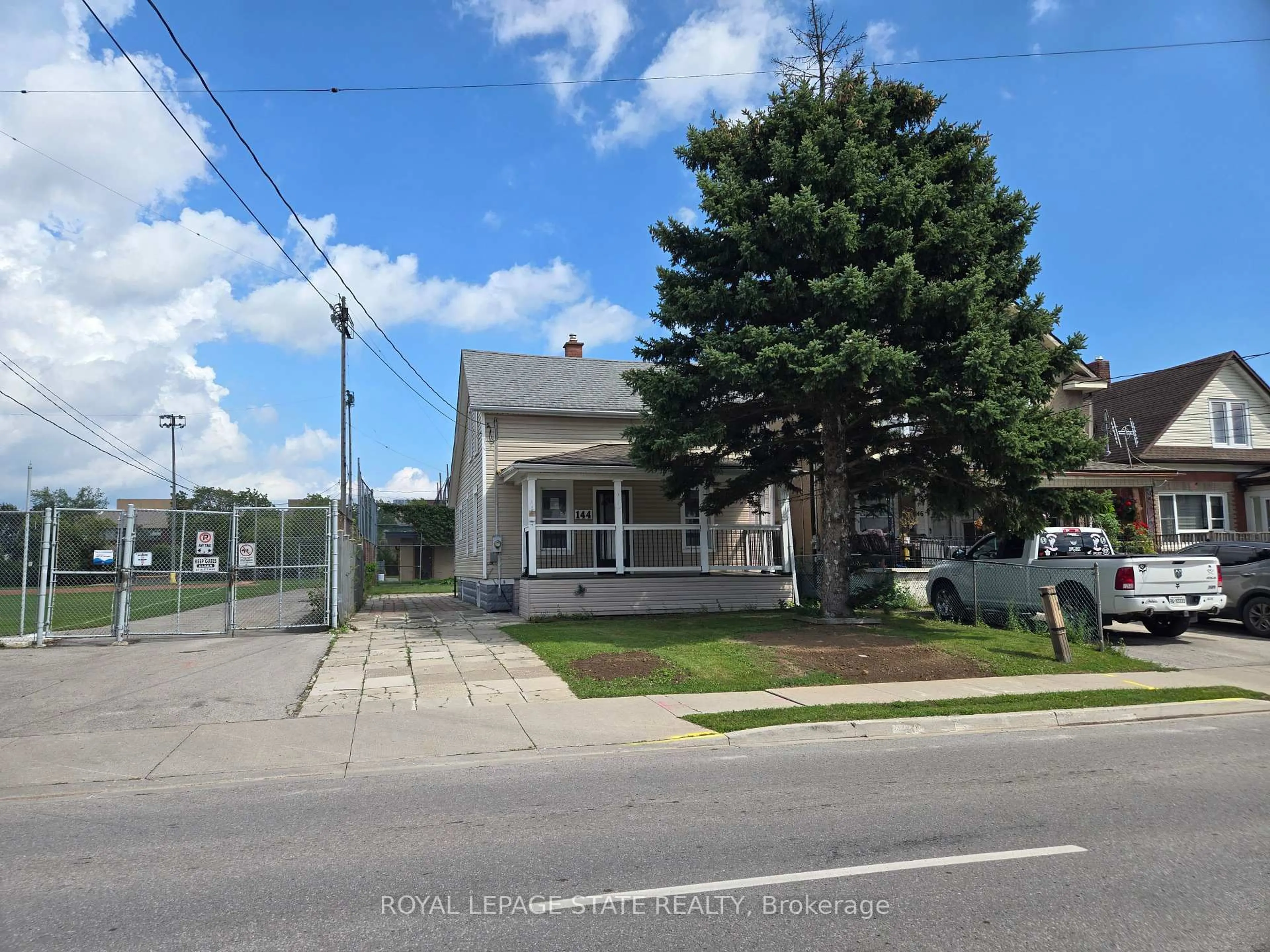 A pic from outside/outdoor area/front of a property/back of a property/a pic from drone, street for 144 Burgar St, Welland Ontario L3B 2S8