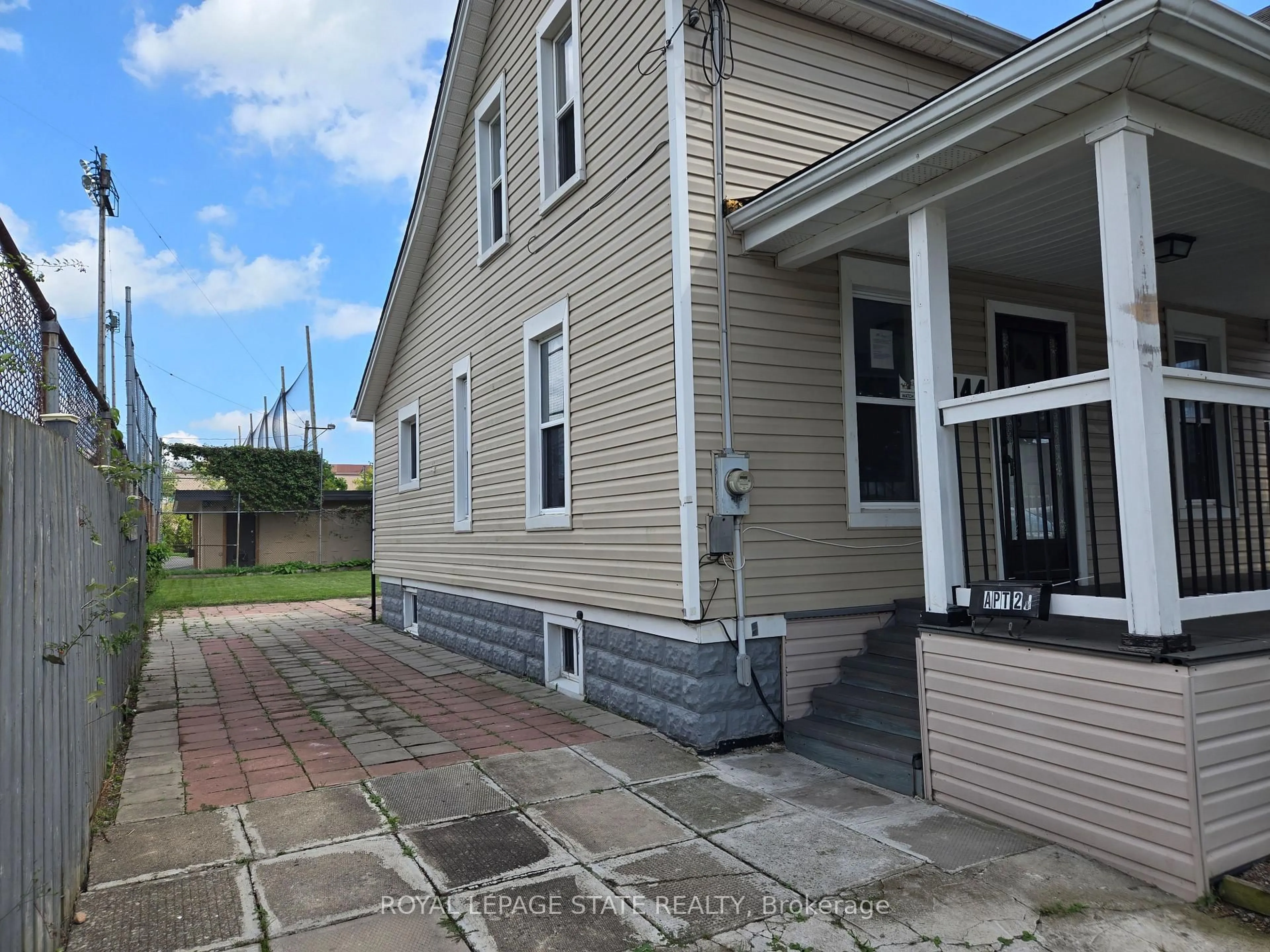 Unknown for 144 Burgar St, Welland Ontario L3B 2S8