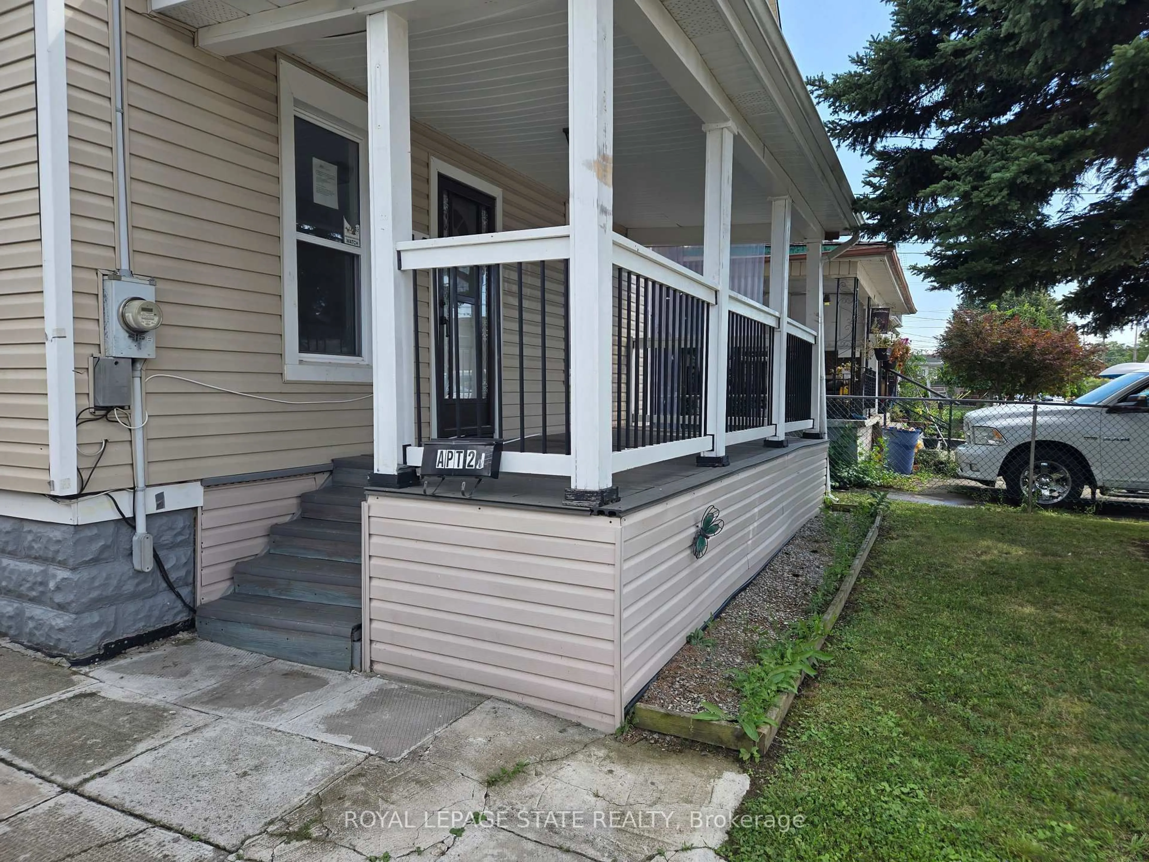 Home with vinyl exterior material, street for 144 Burgar St, Welland Ontario L3B 2S8