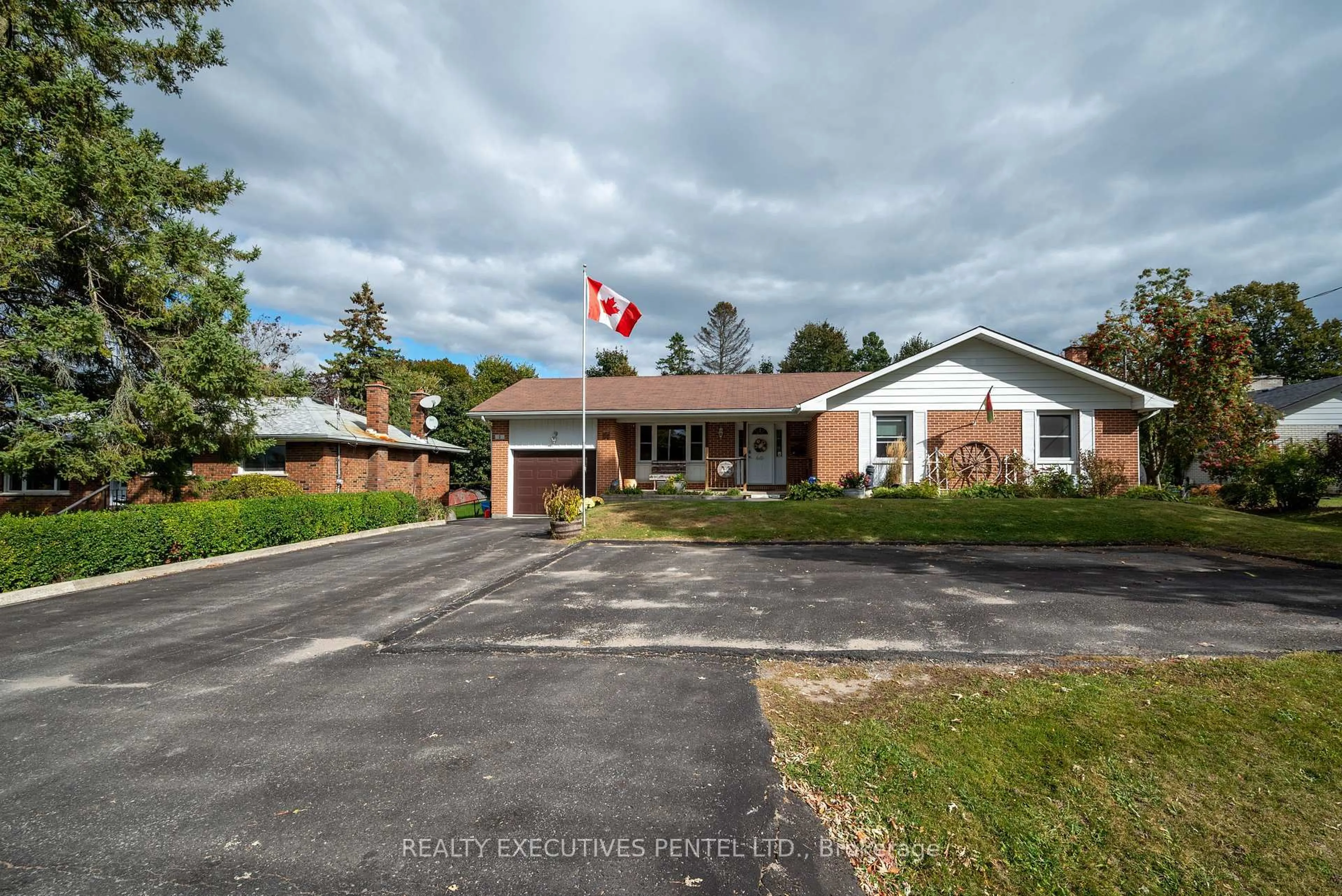 A pic from outside/outdoor area/front of a property/back of a property/a pic from drone, street for 2 Catherine St, Hamilton Township Ontario K9A 3E4