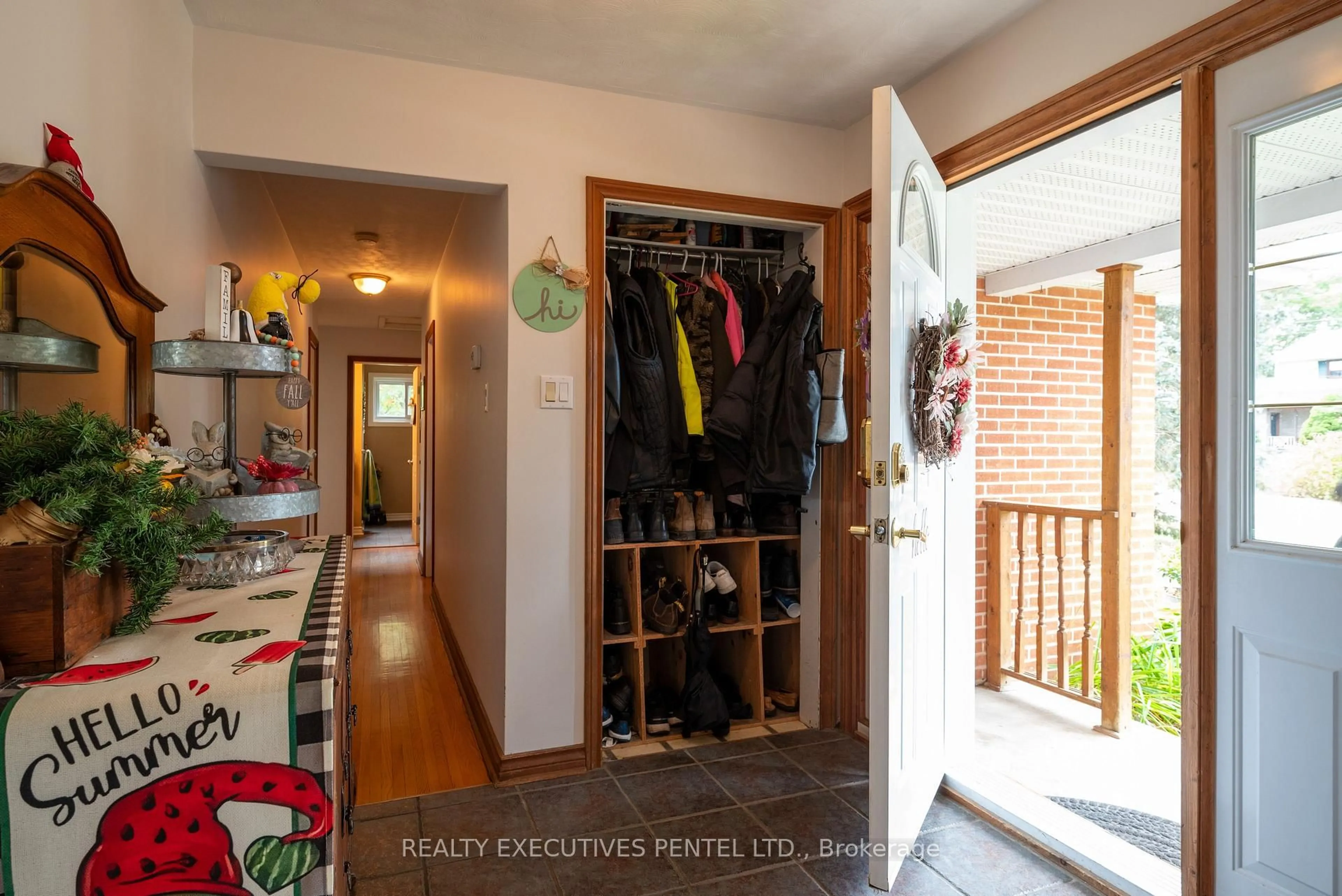 Indoor entryway for 2 Catherine St, Hamilton Township Ontario K9A 3E4