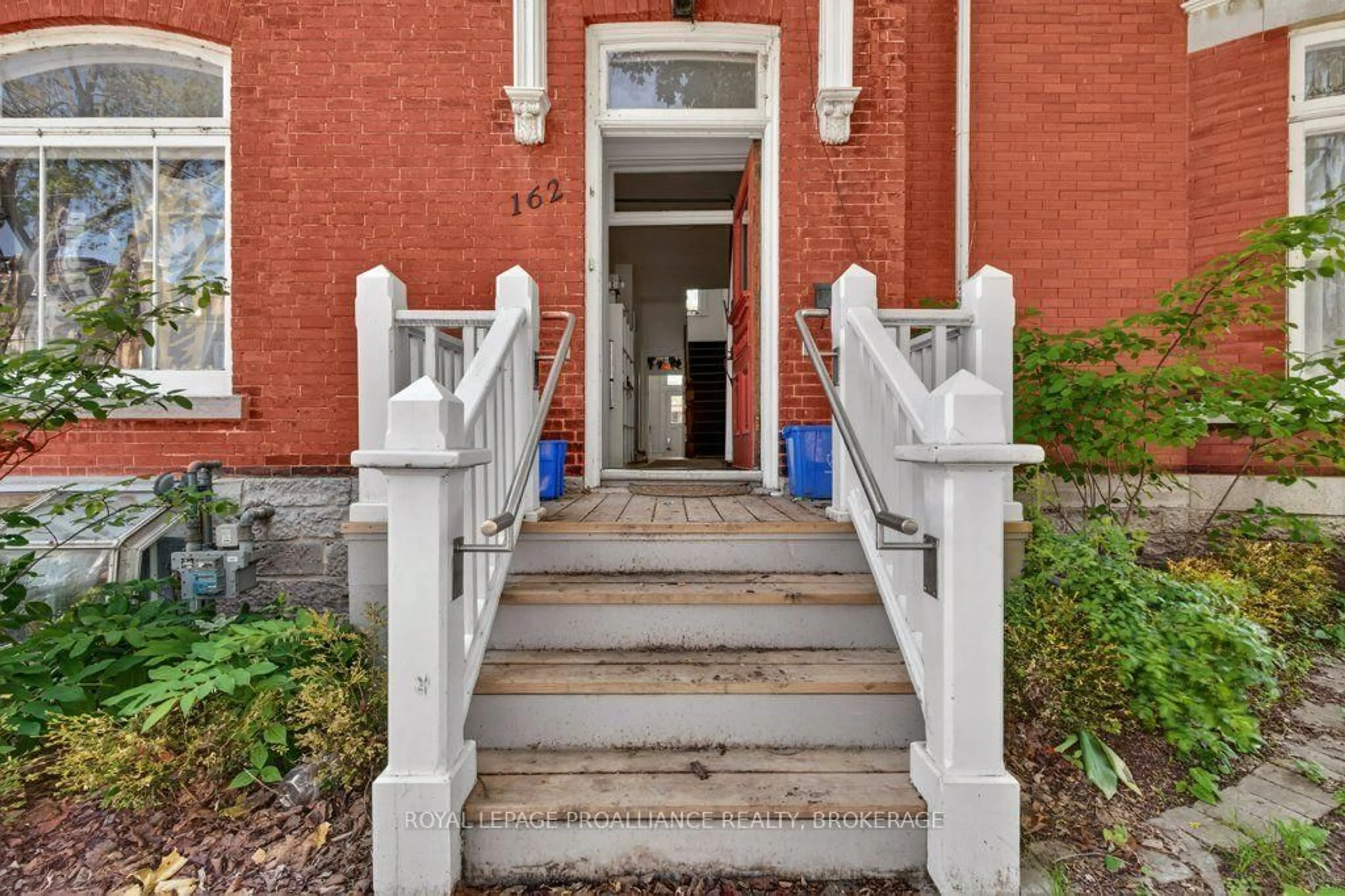 Indoor foyer for 162 Earl St, Kingston Ontario K7L 2H2