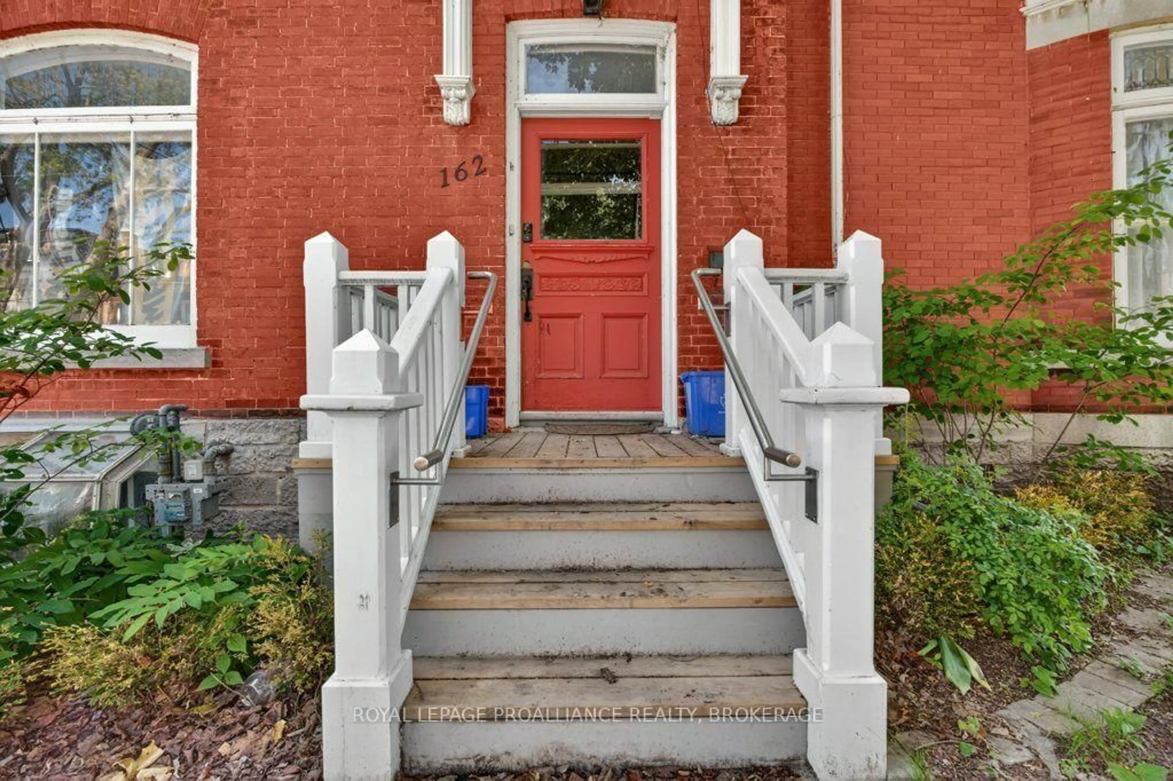 Indoor entryway for 162 Earl St, Kingston Ontario K7L 2H2