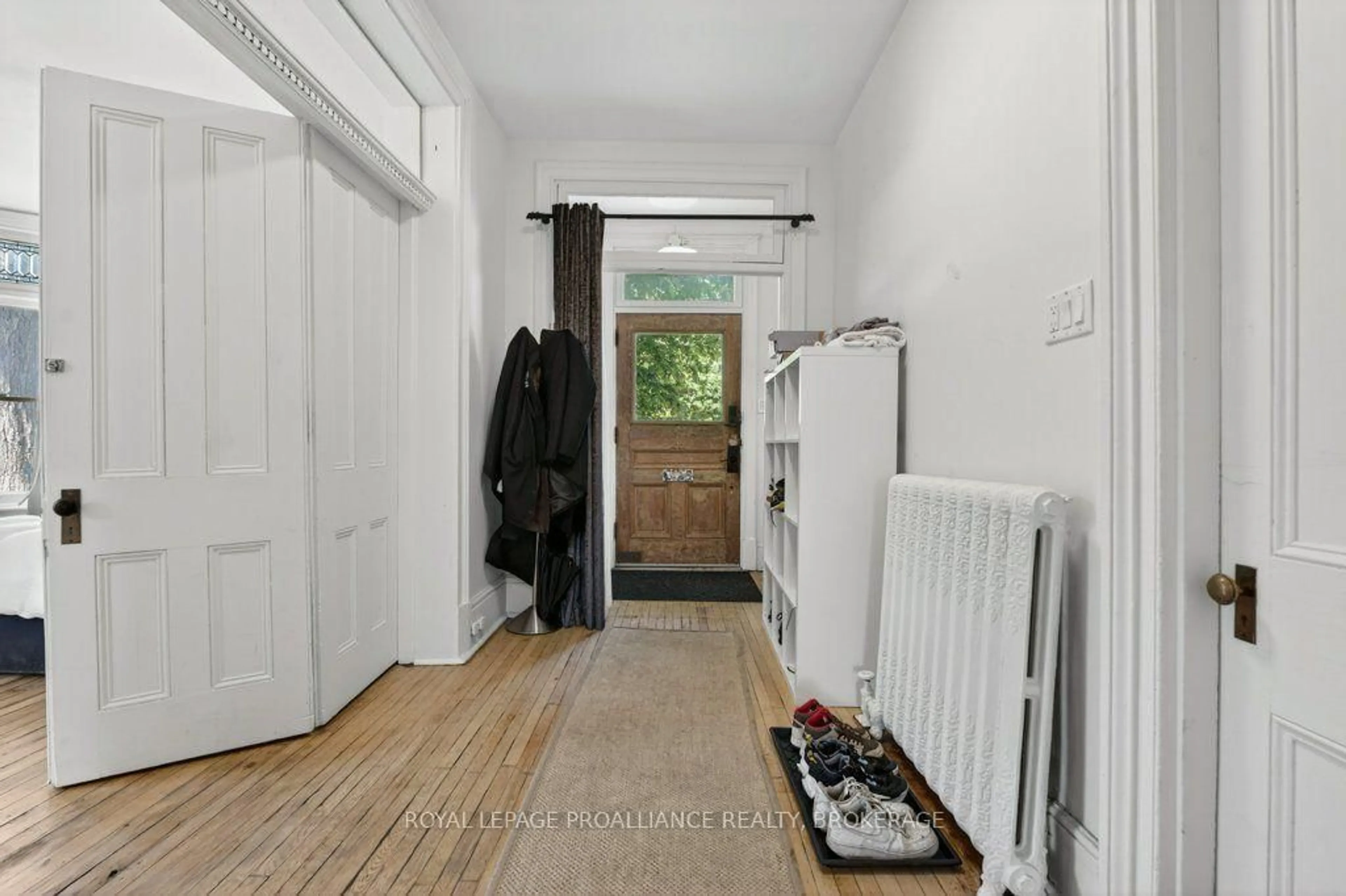 Indoor entryway for 162 Earl St, Kingston Ontario K7L 2H2
