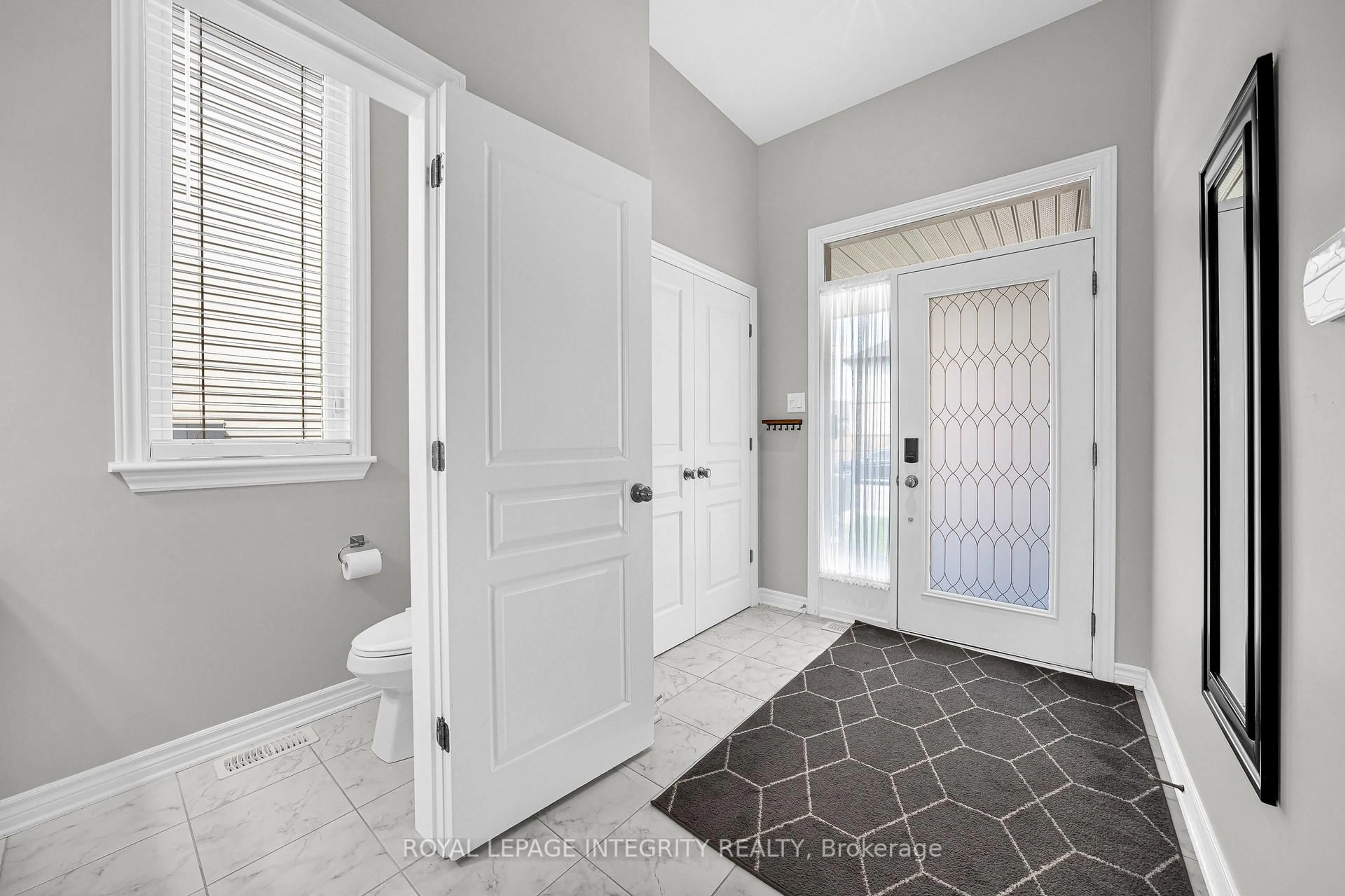 Indoor entryway for 168 Larimar Circ, Ottawa Ontario K1X 0B6