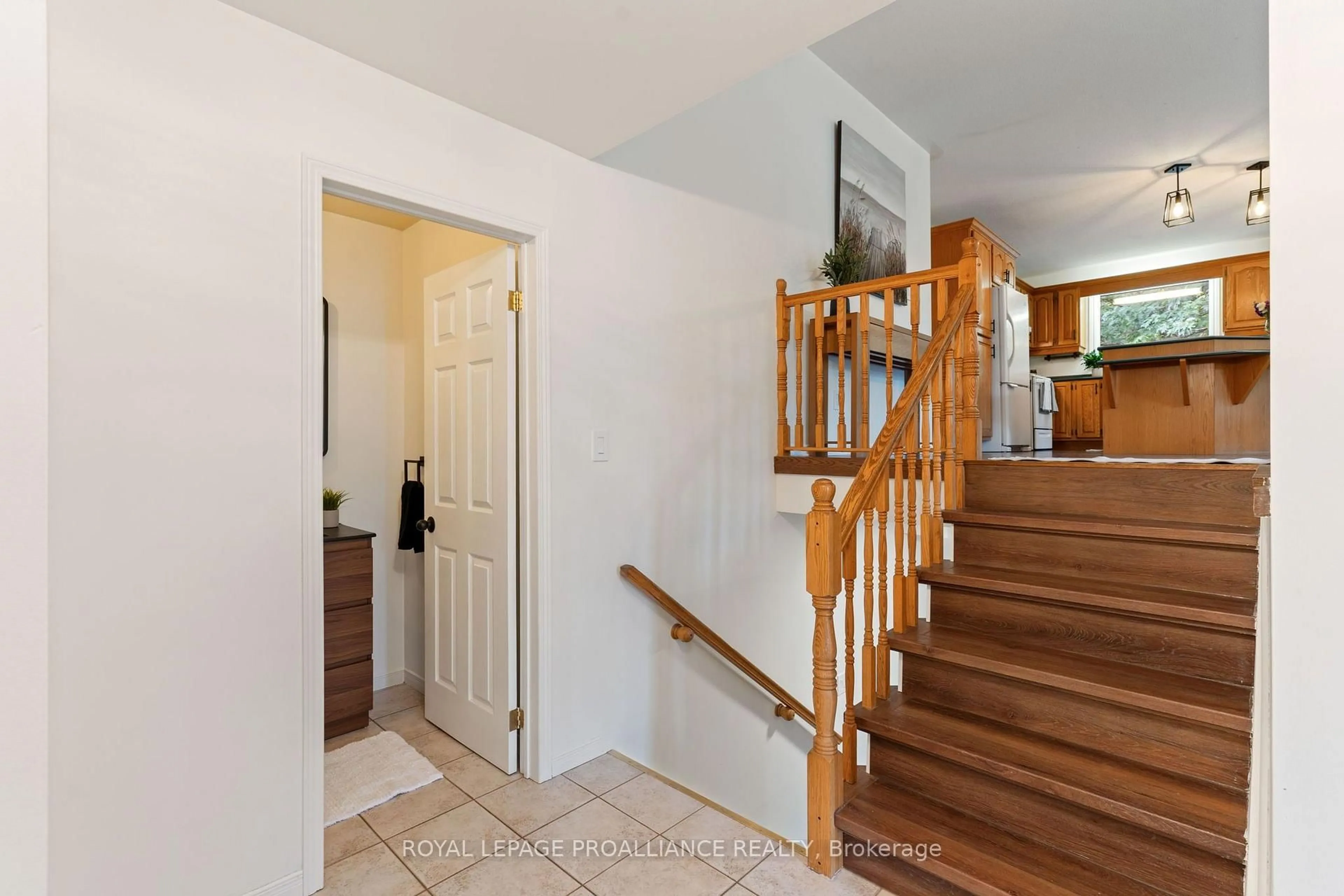 Indoor entryway for 18 East Townline Rd, Front of Yonge Ontario K0E 1R0