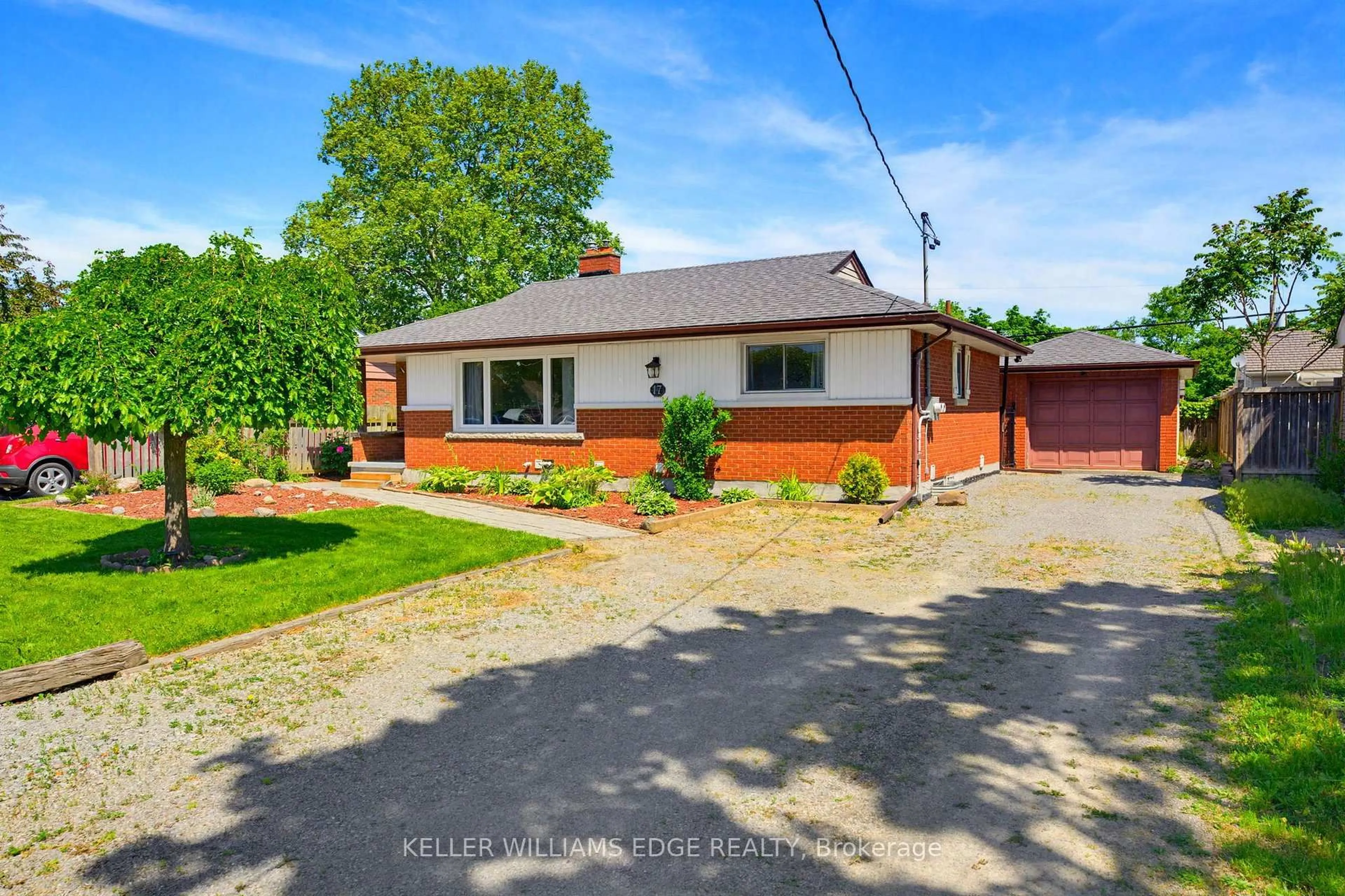 A pic from outside/outdoor area/front of a property/back of a property/a pic from drone, street for 17 Broadmore Ave, St. Catharines Ontario L2M 6A4