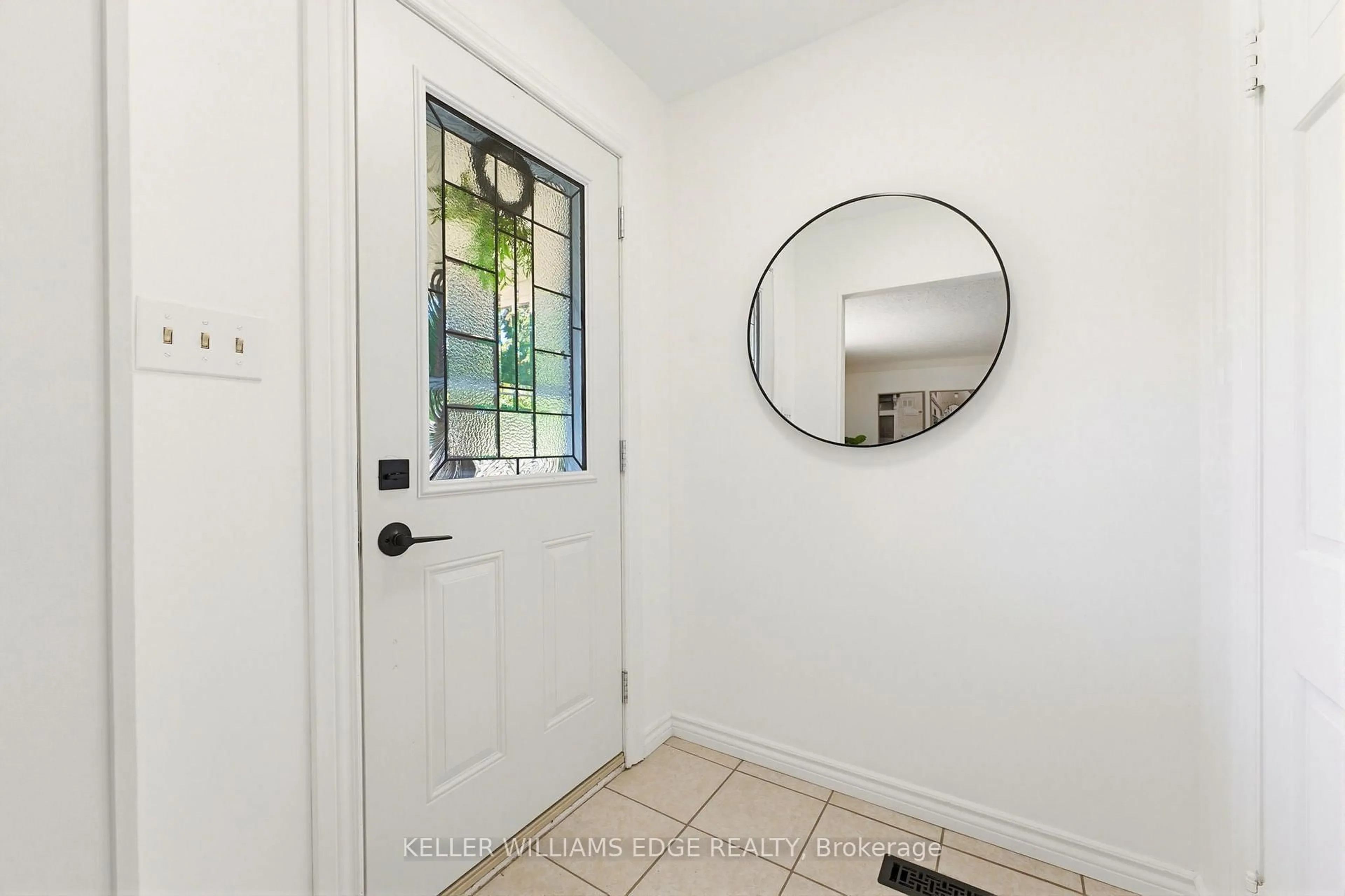Indoor entryway for 17 Broadmore Ave, St. Catharines Ontario L2M 6A4