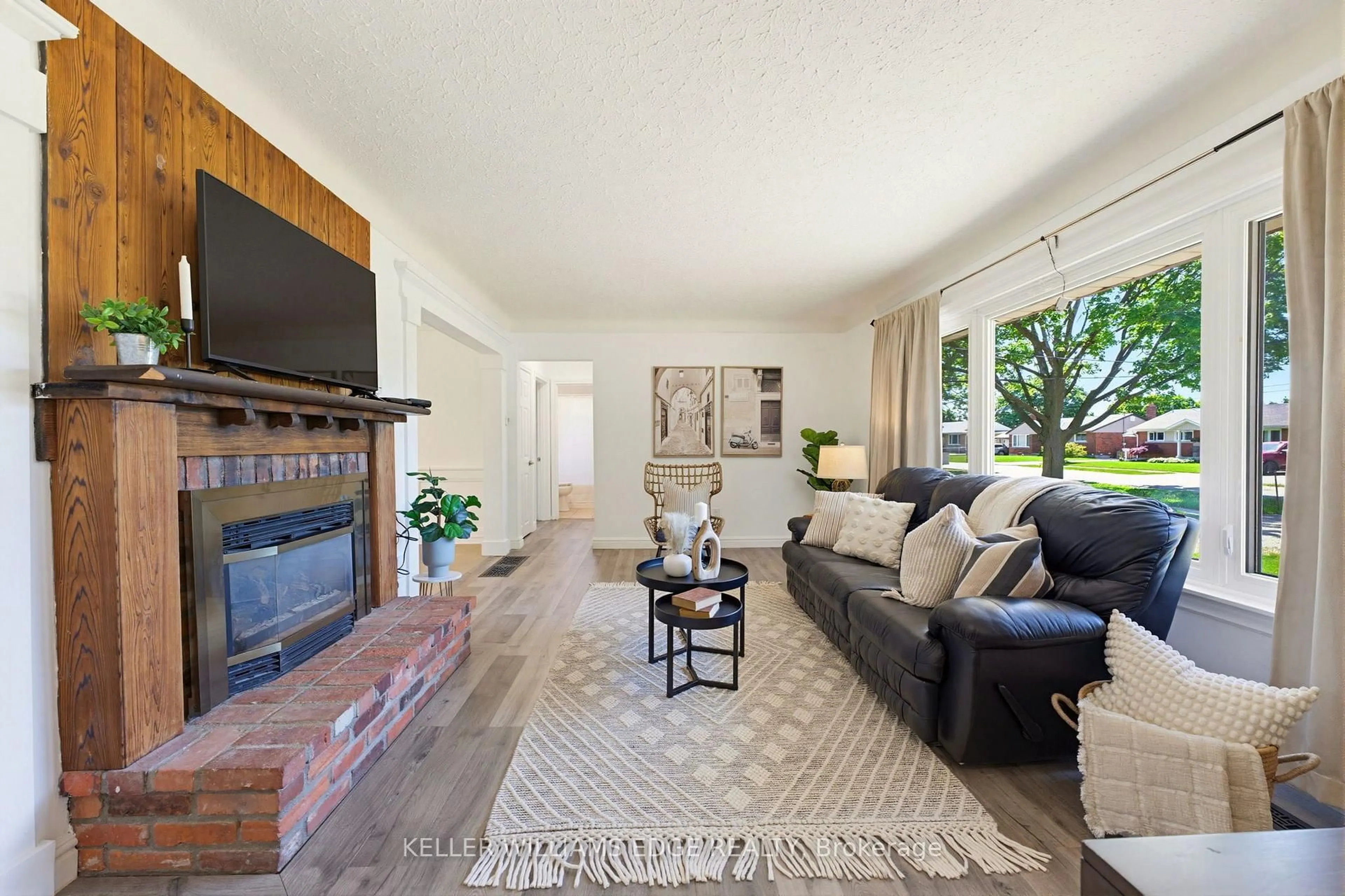 Living room with furniture, unknown for 17 Broadmore Ave, St. Catharines Ontario L2M 6A4