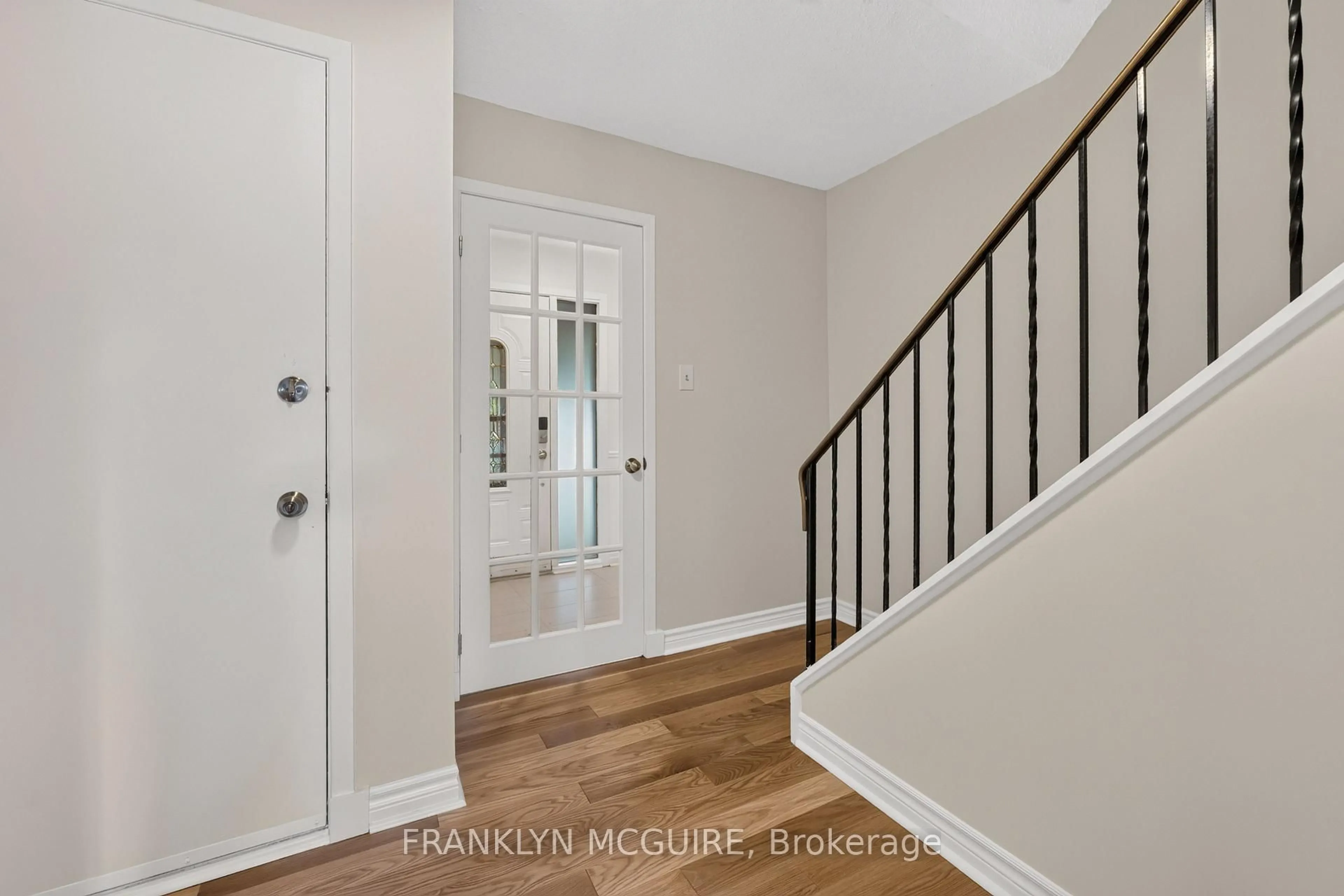 Indoor entryway for 115 Castlefrank Rd, Kanata Ontario K2L 2Y1