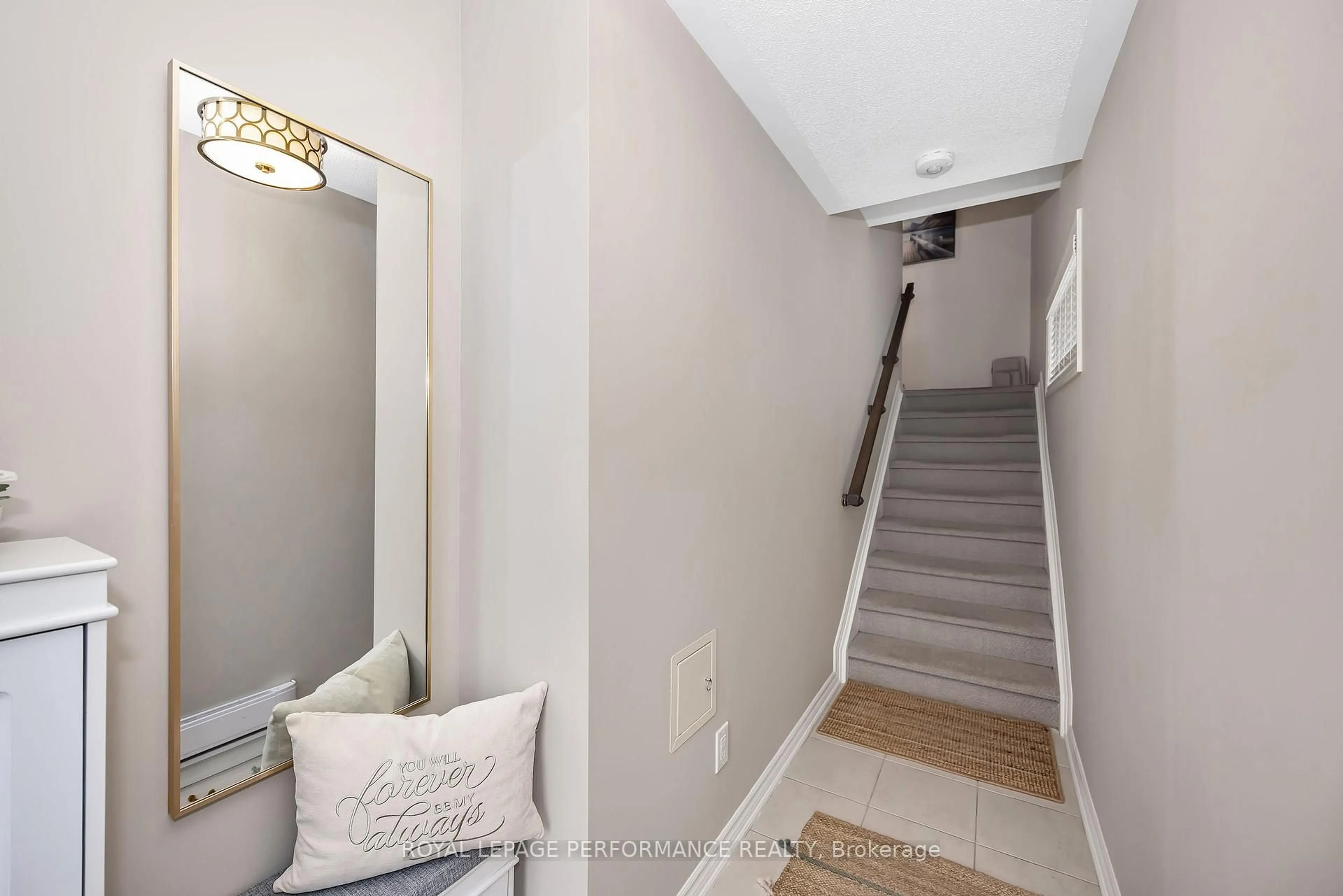 Indoor entryway for 547 Ozawa Private, Ottawa Ontario K1K 4Z8