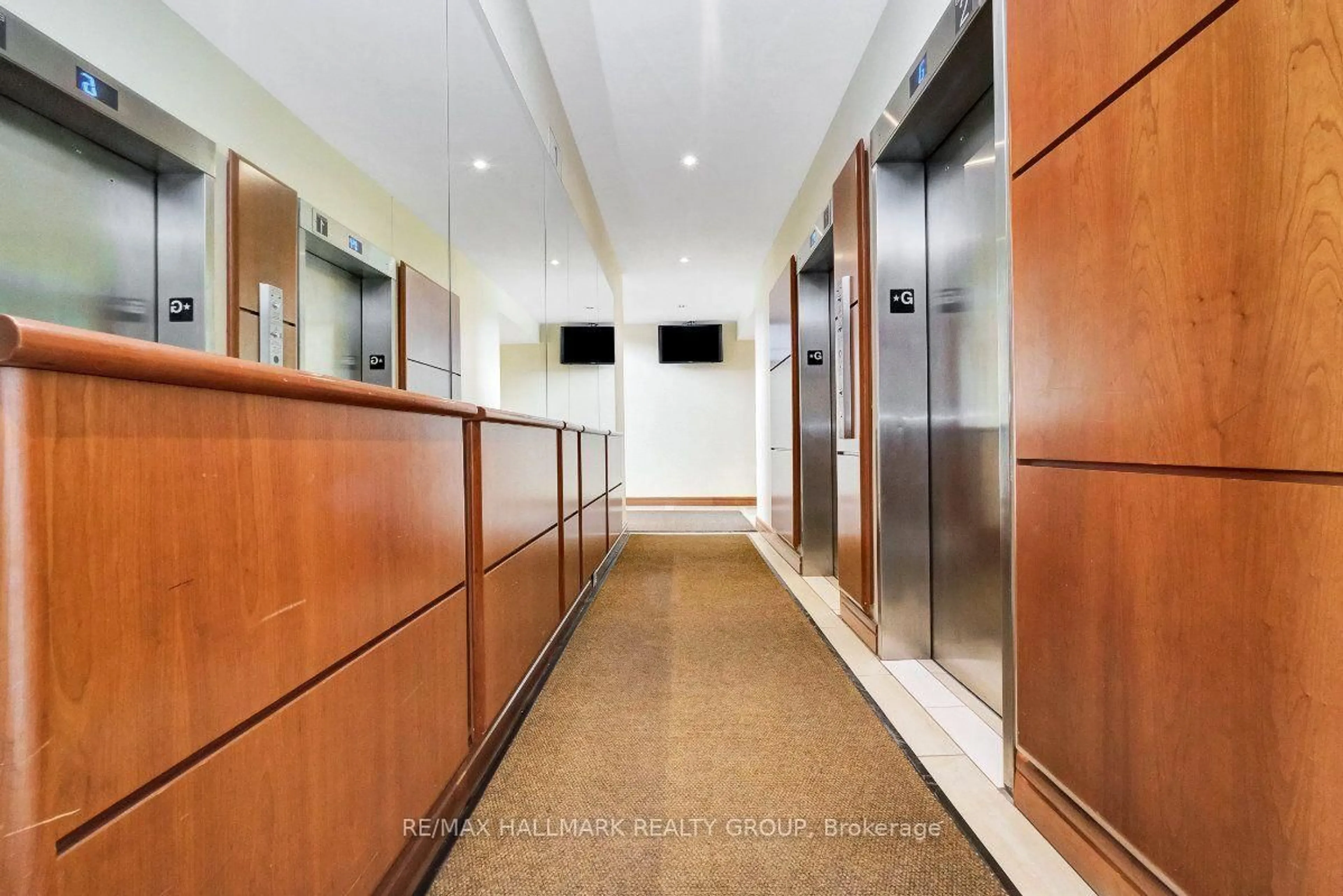 Indoor foyer for 505 St Laurent Blvd #2204, Ottawa Ontario K1K 3X4