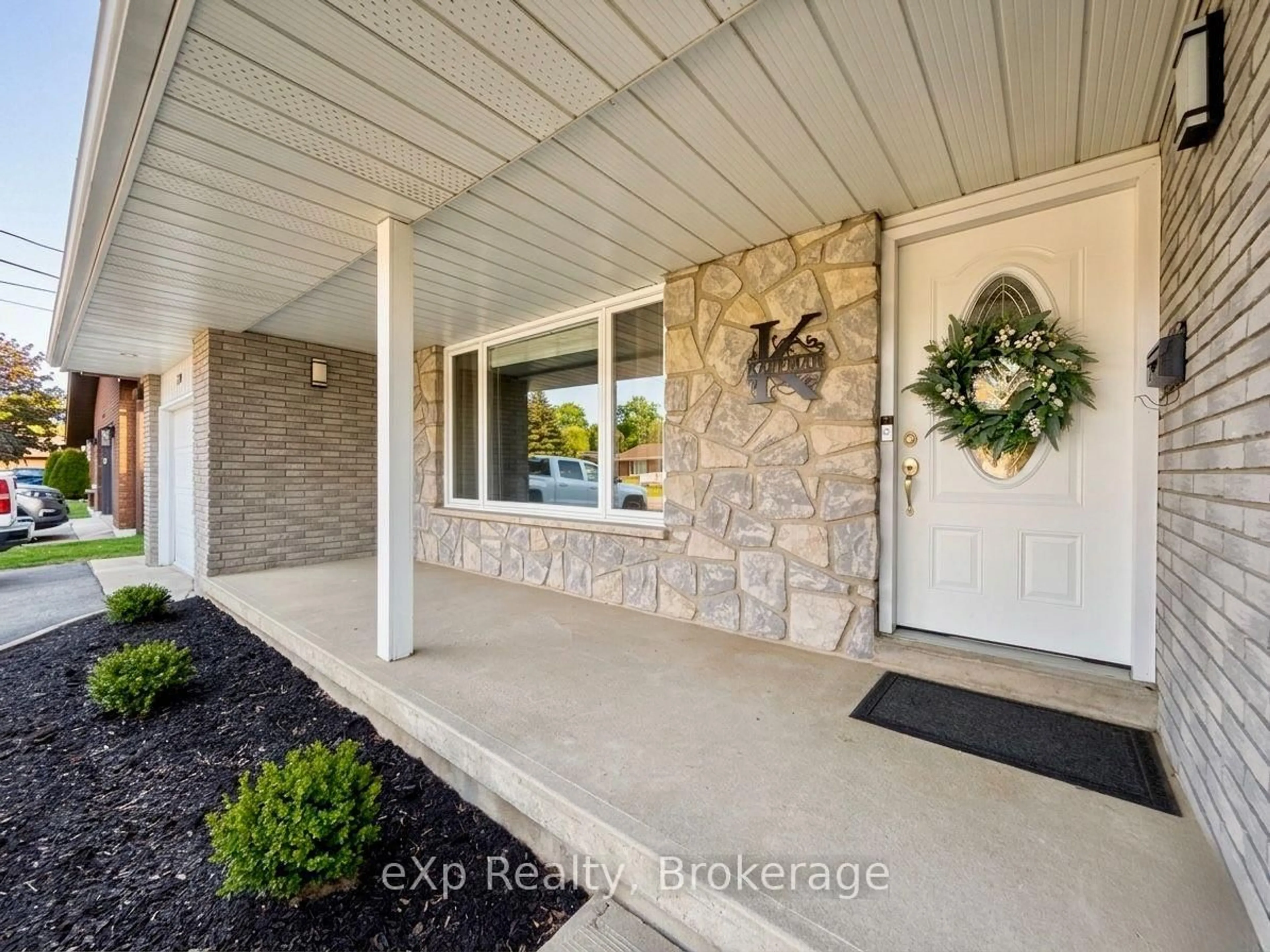 Indoor entryway for 209 15th Ave, Hanover Ontario N4N 3E1