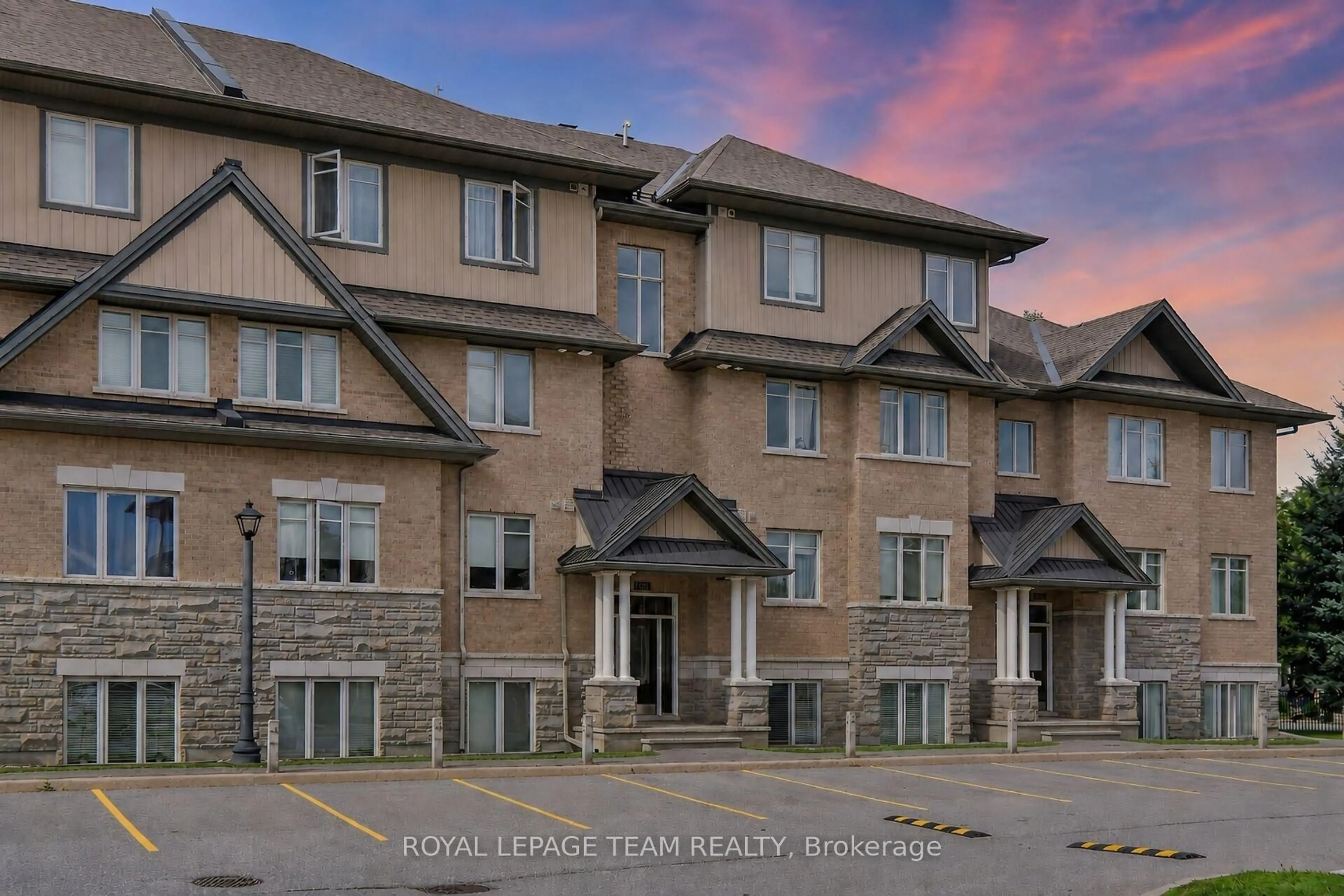 A pic from outside/outdoor area/front of a property/back of a property/a pic from drone, unknown for 1004 Beryl Private #B, Ottawa Ontario K1V 2M4