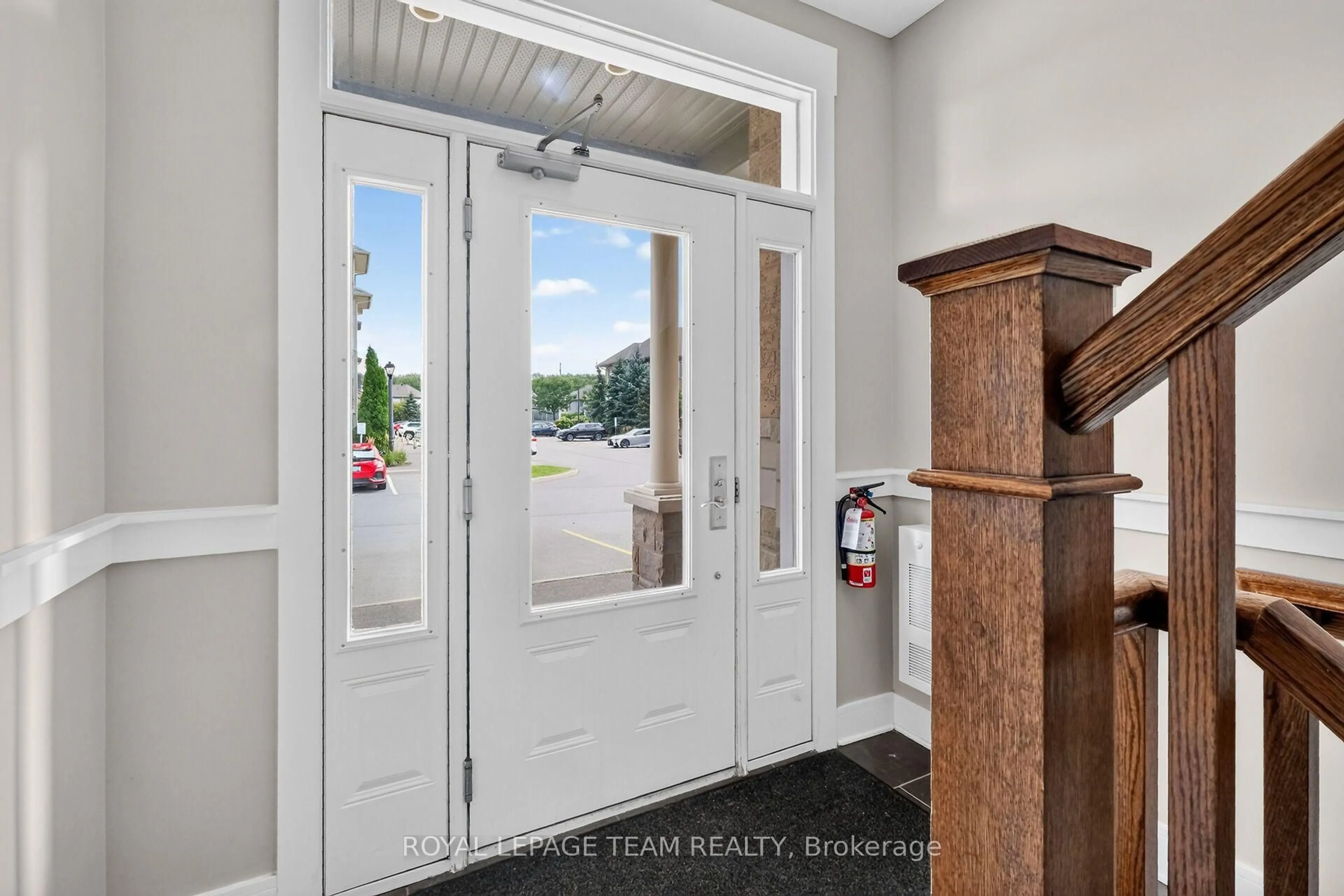 Indoor entryway for 1004 Beryl Private #B, Ottawa Ontario K1V 2M4