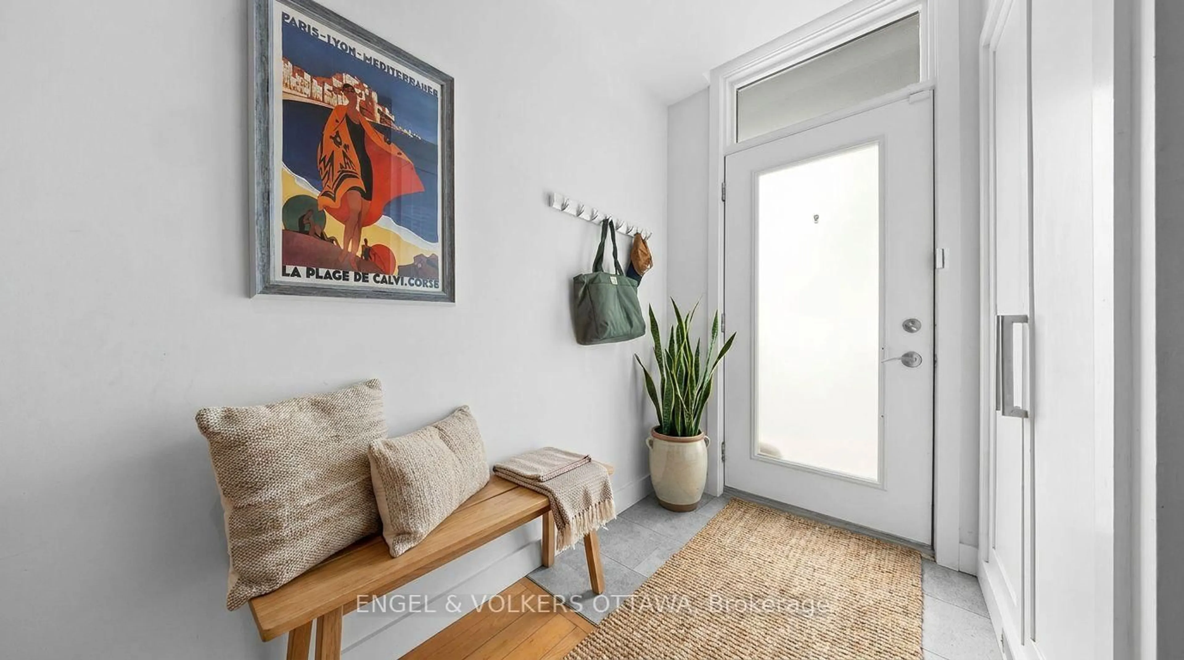 Indoor entryway for 53 Vaughan St, Ottawa Ontario K1M 1W9
