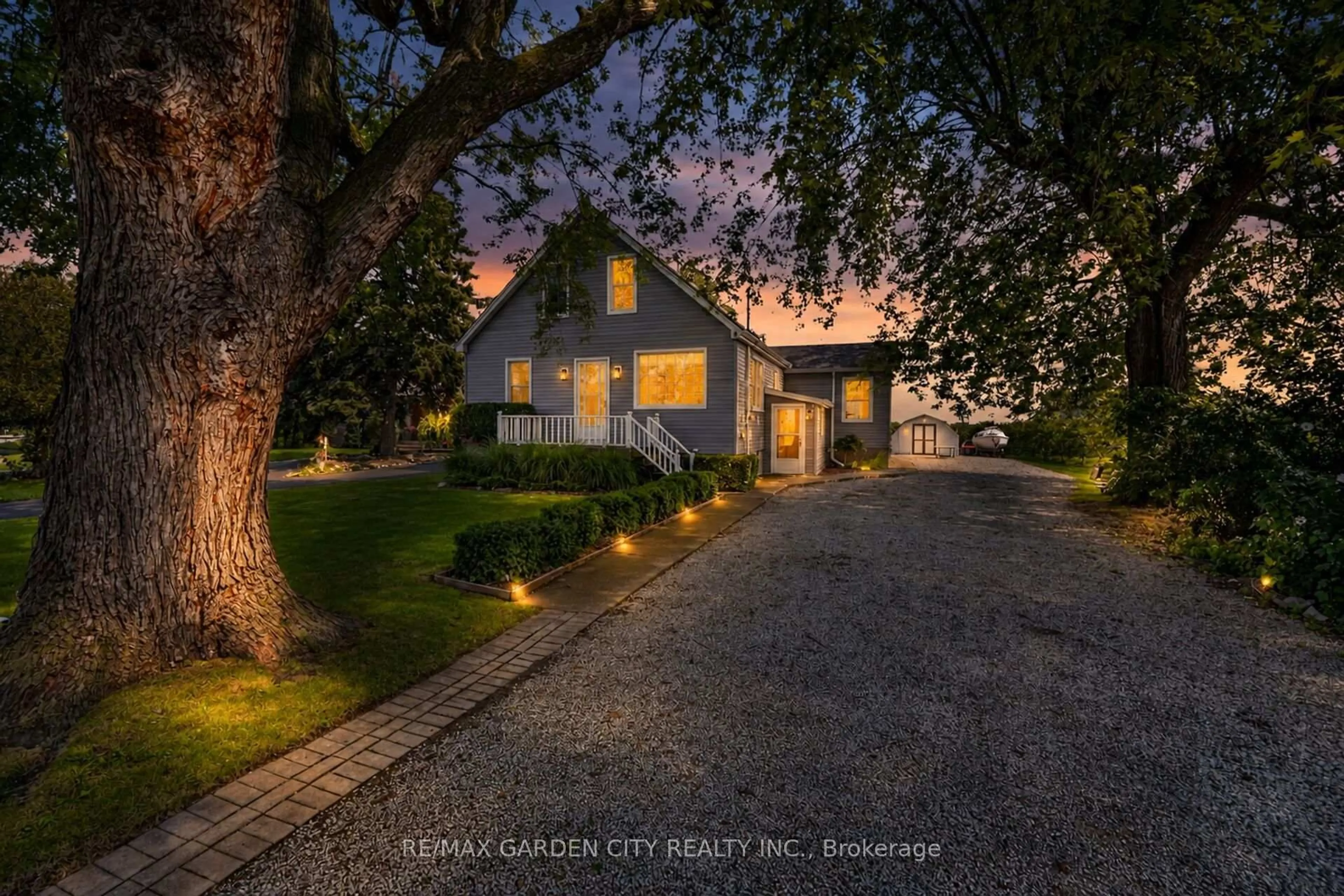 A pic from outside/outdoor area/front of a property/back of a property/a pic from drone, street for 423 Read Rd, Niagara-on-the-Lake Ontario L2R 7K6