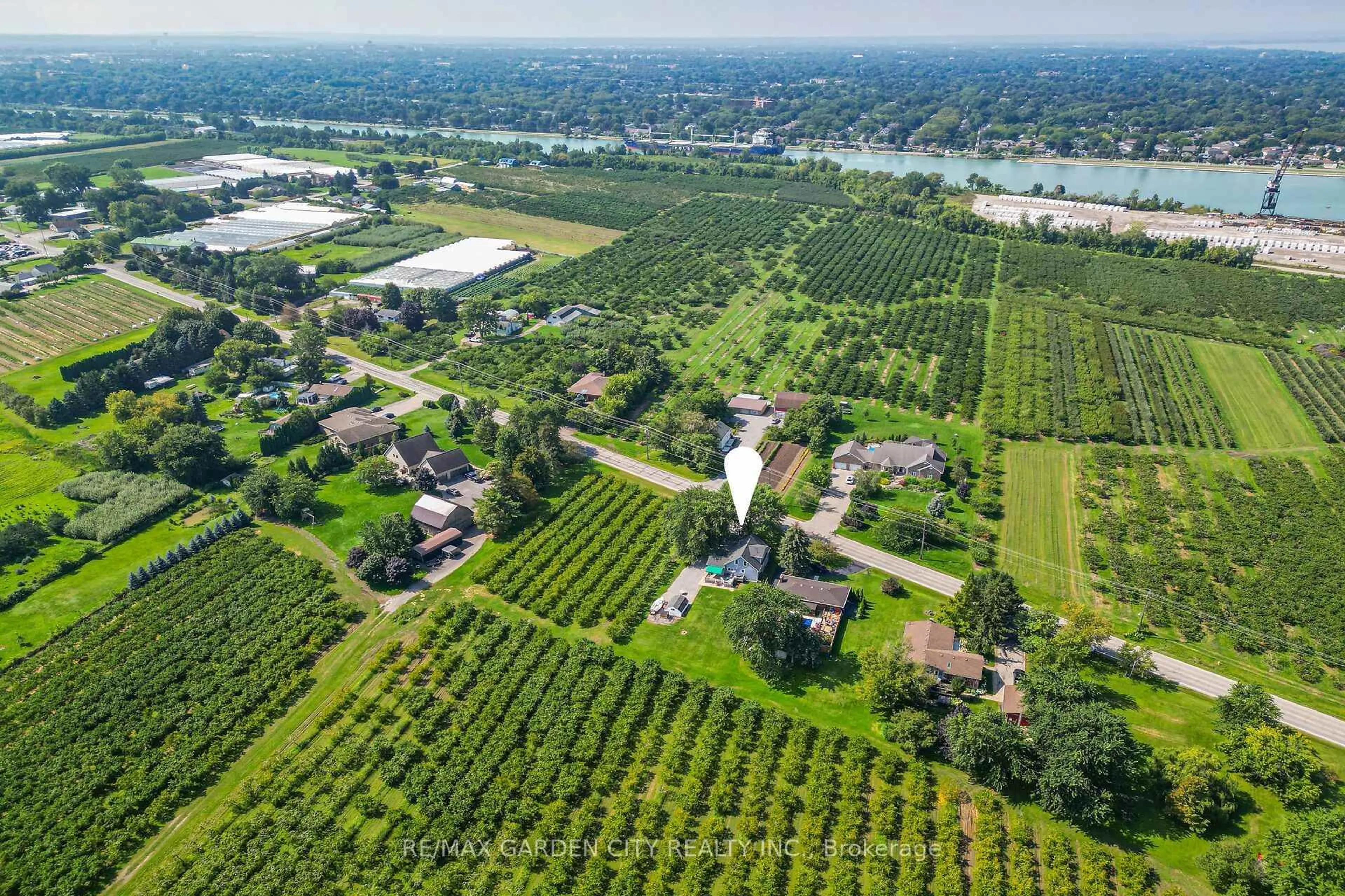 A pic from outside/outdoor area/front of a property/back of a property/a pic from drone, unknown for 423 Read Rd, Niagara-on-the-Lake Ontario L2R 7K6