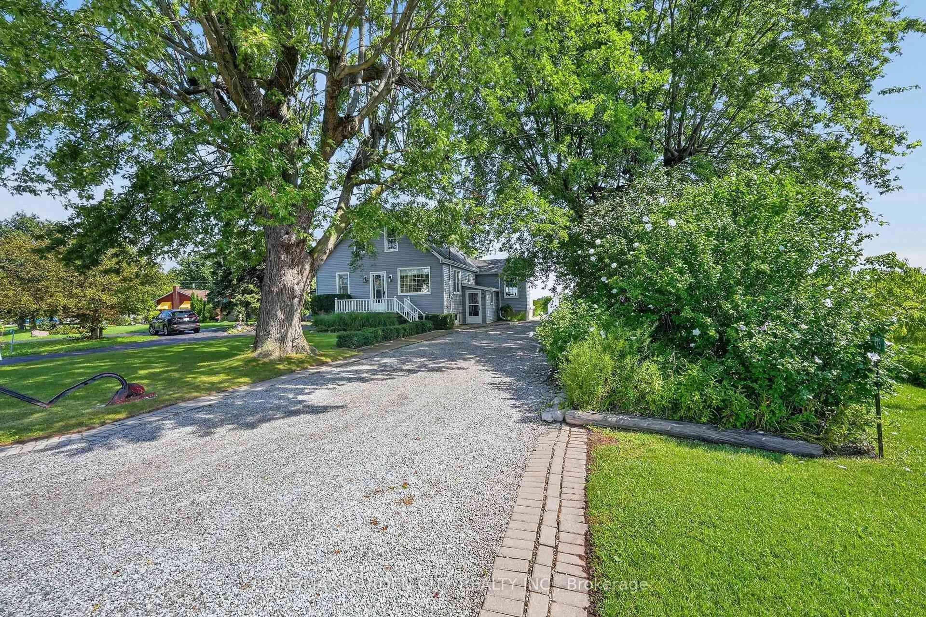 A pic from outside/outdoor area/front of a property/back of a property/a pic from drone, street for 423 Read Rd, Niagara-on-the-Lake Ontario L2R 7K6