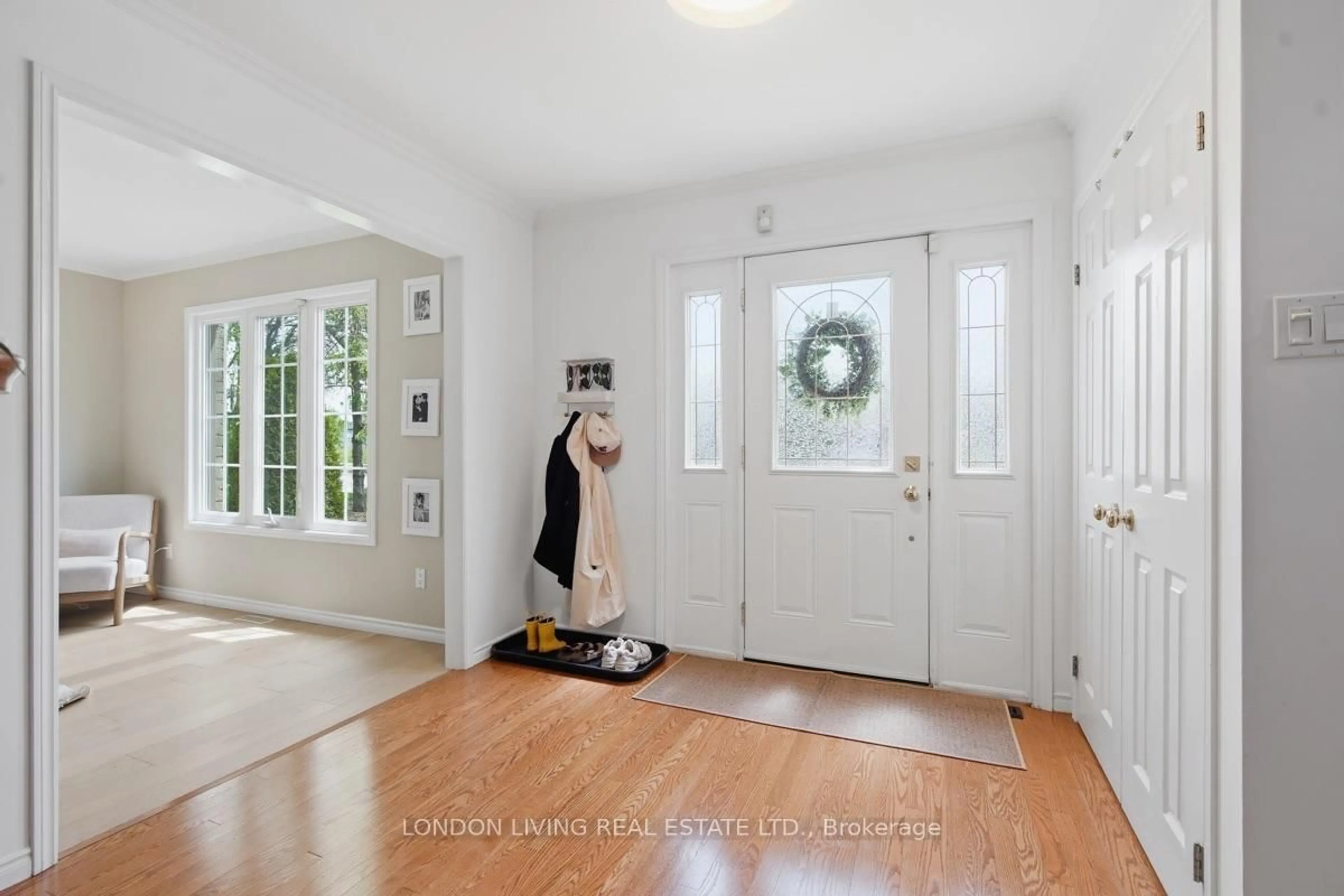 Indoor entryway for 7006 Diane Cres, London South Ontario N6P 1G2