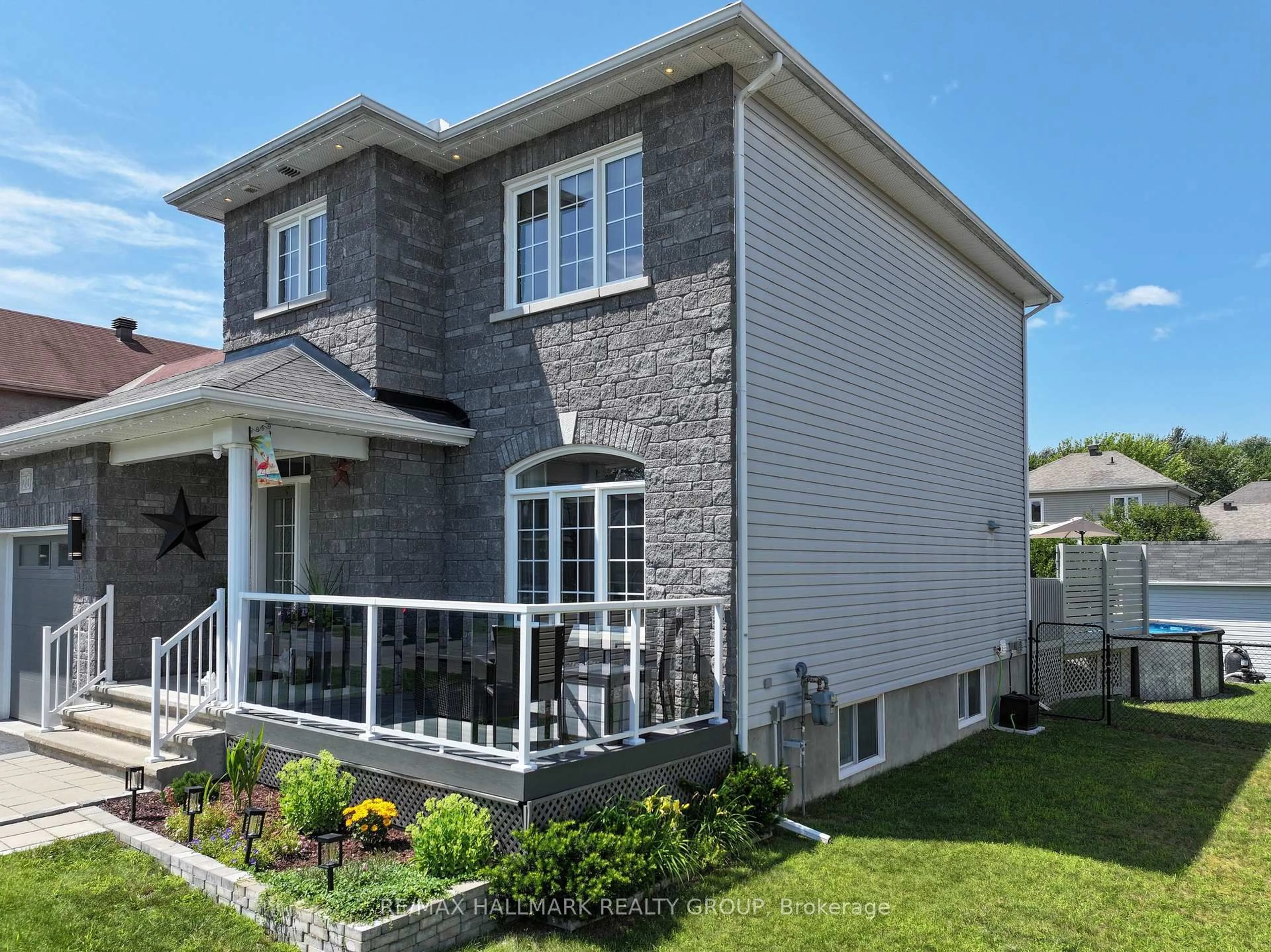 Home with vinyl exterior material, unknown for 20 Dune St, Russell Ontario K0A 2M0