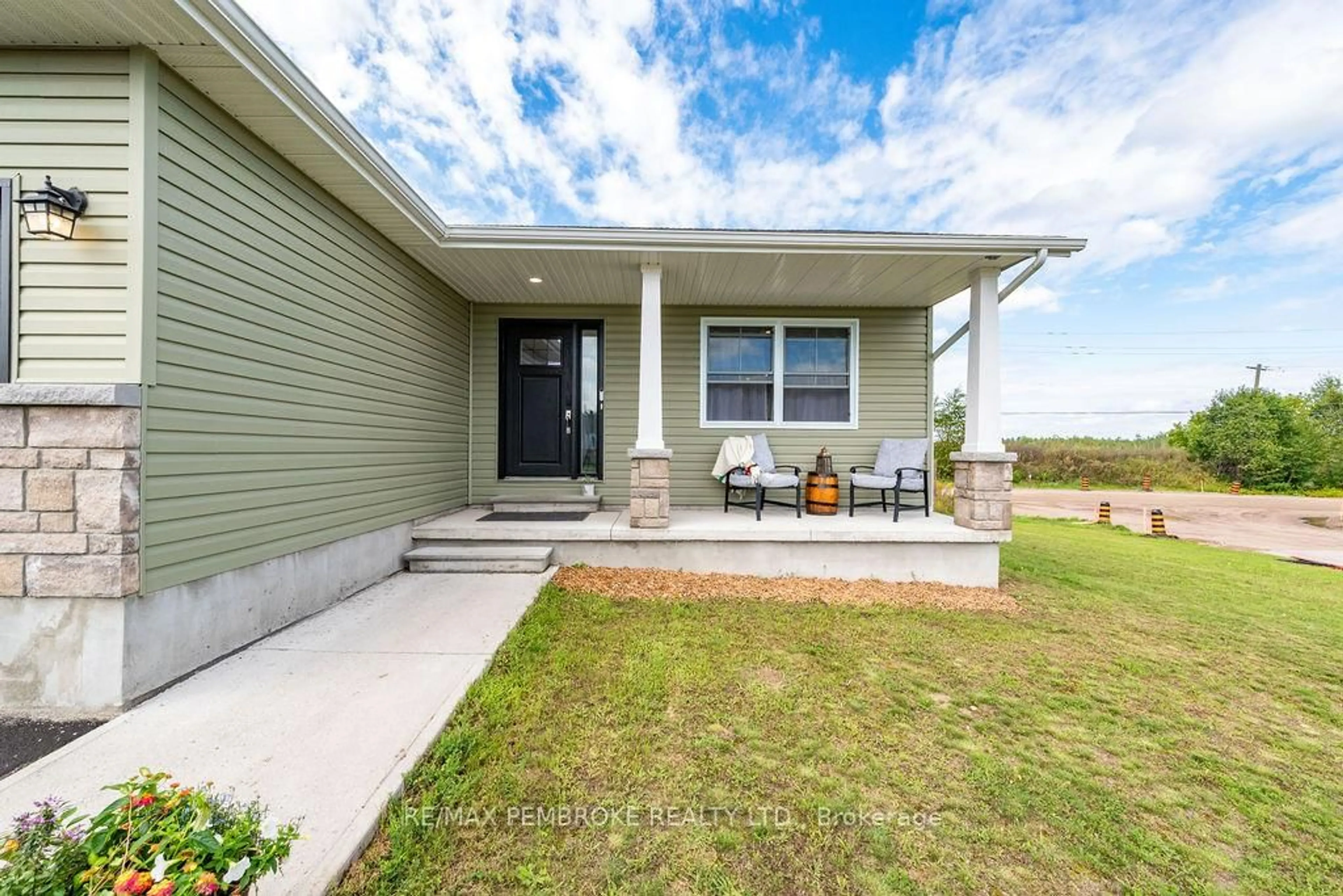 Home with vinyl exterior material, unknown for 20 Terrance Dr, Petawawa Ontario K8H 0G3