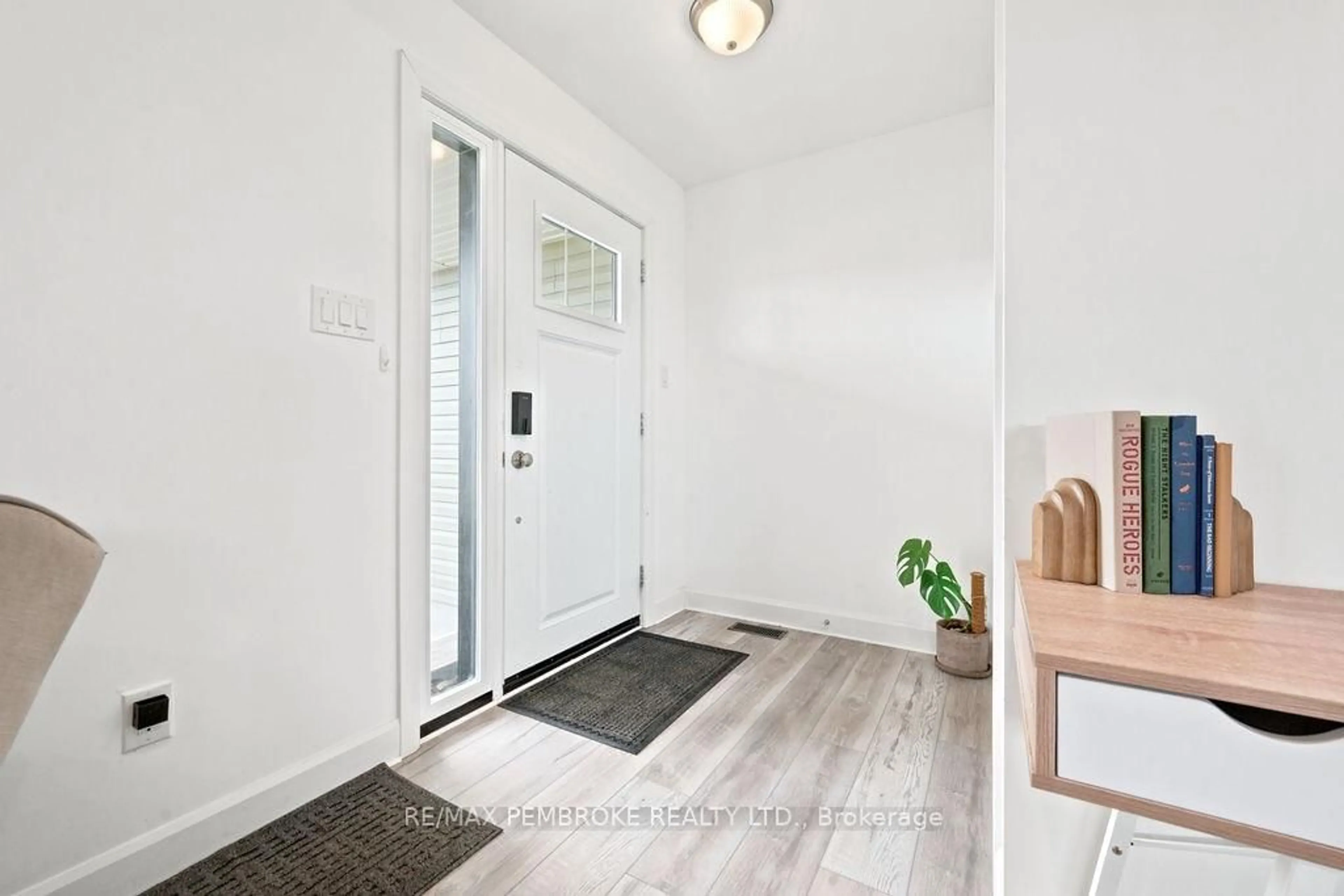 Indoor entryway for 20 Terrance Dr, Petawawa Ontario K8H 0G3