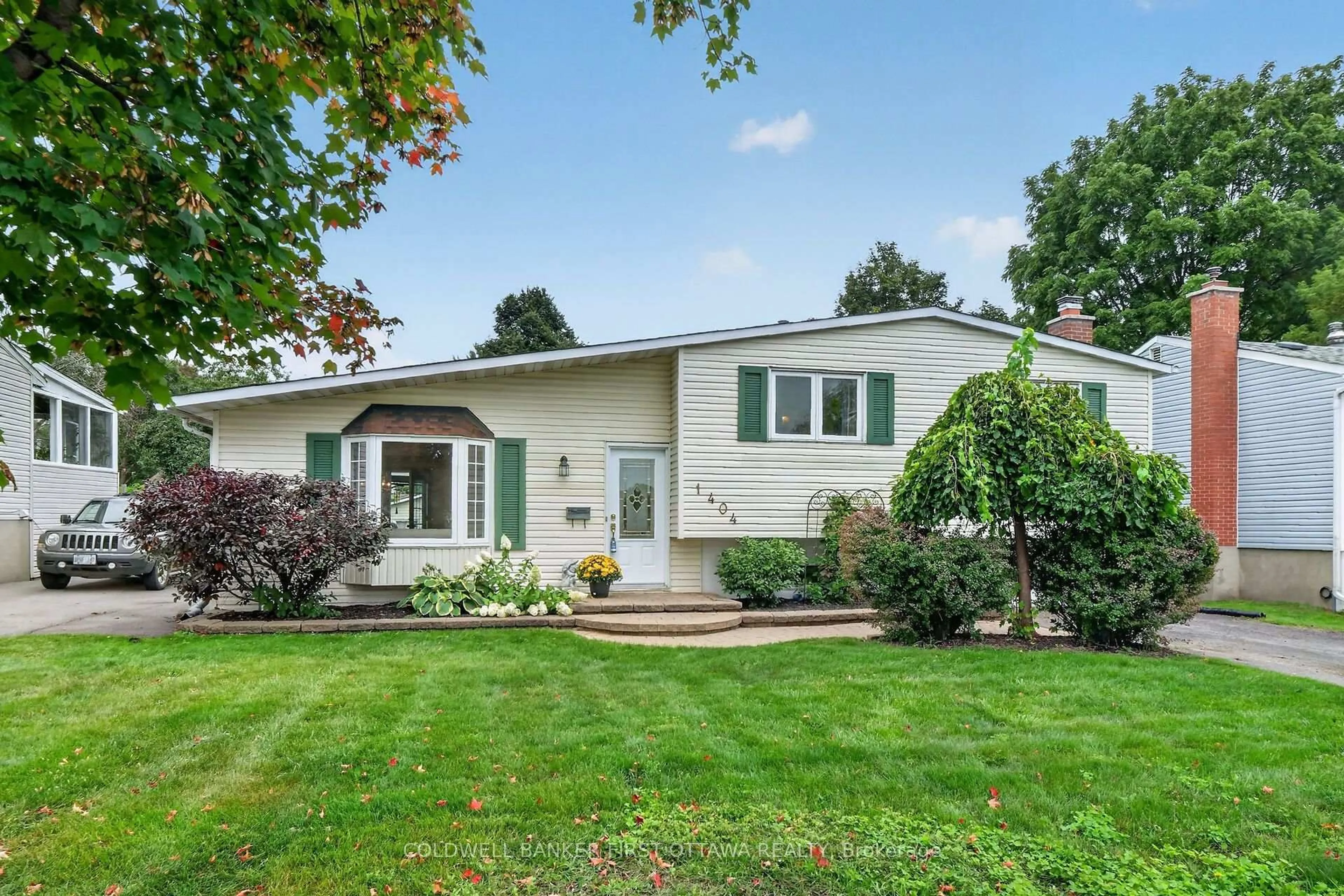 Home with vinyl exterior material, unknown for 1404 Matheson Rd, Ottawa Ontario K1J 8B6