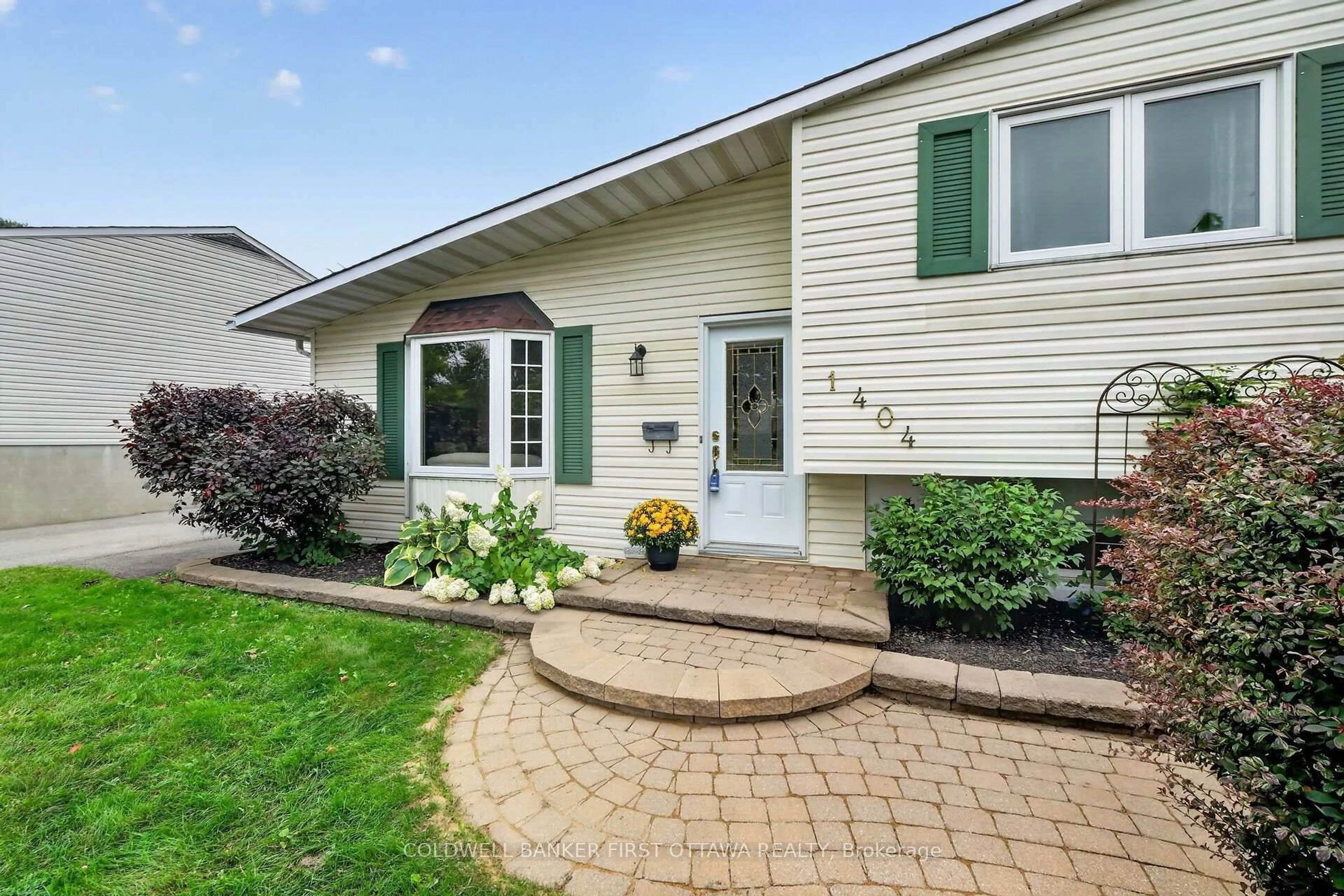 Home with vinyl exterior material, street for 1404 Matheson Rd, Ottawa Ontario K1J 8B6