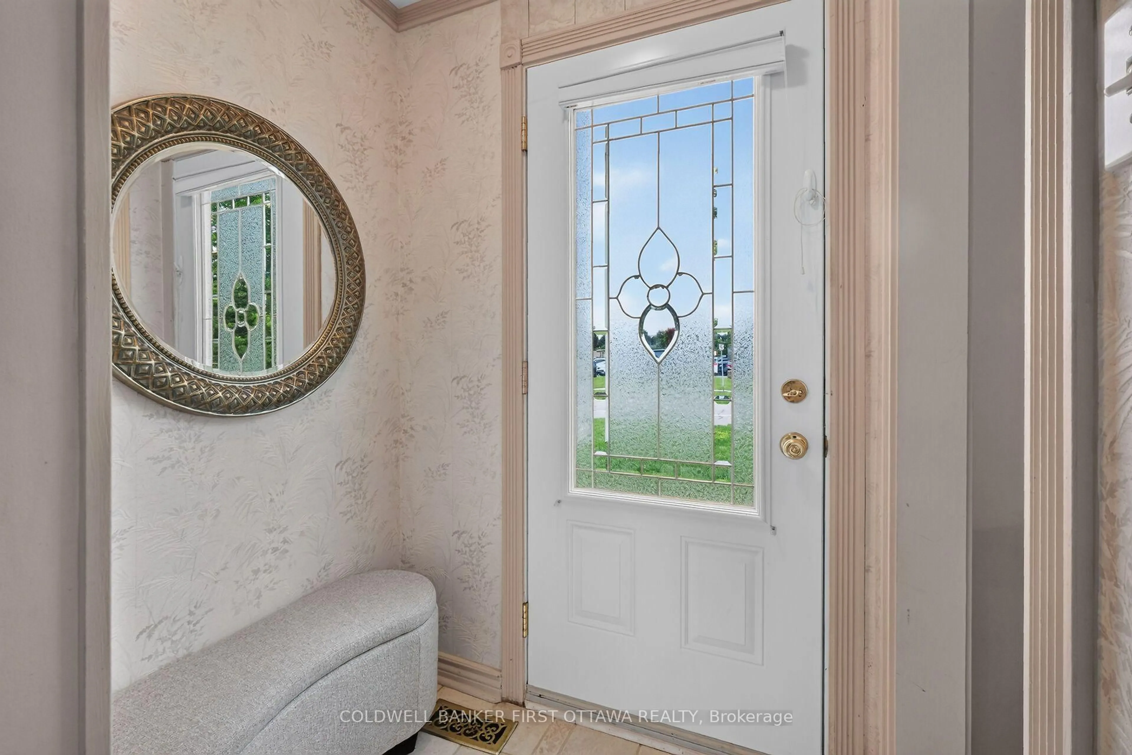 Indoor entryway for 1404 Matheson Rd, Ottawa Ontario K1J 8B6