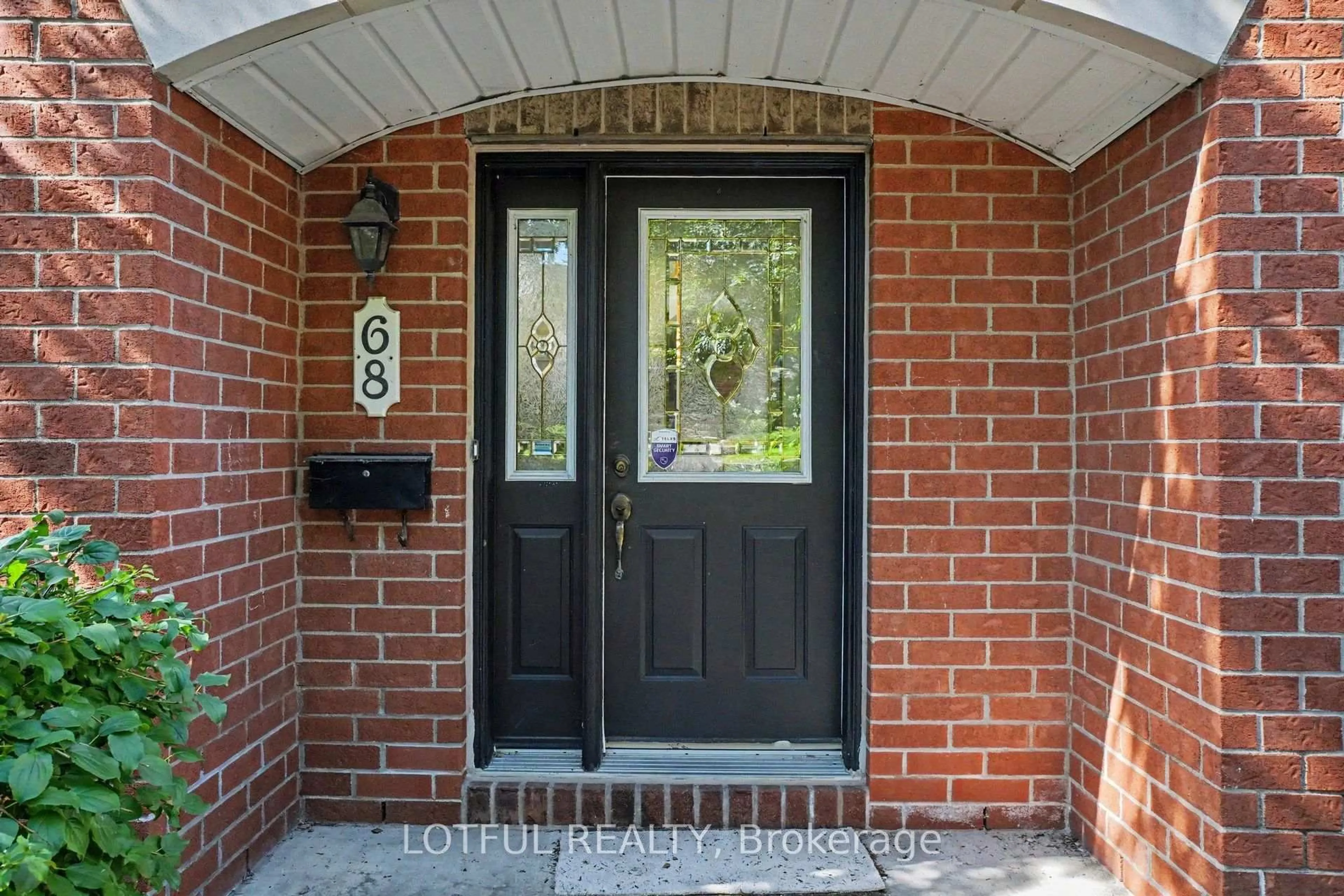 Indoor entryway for 68 Metropole Private, Ottawa Ontario K1Z 1G1