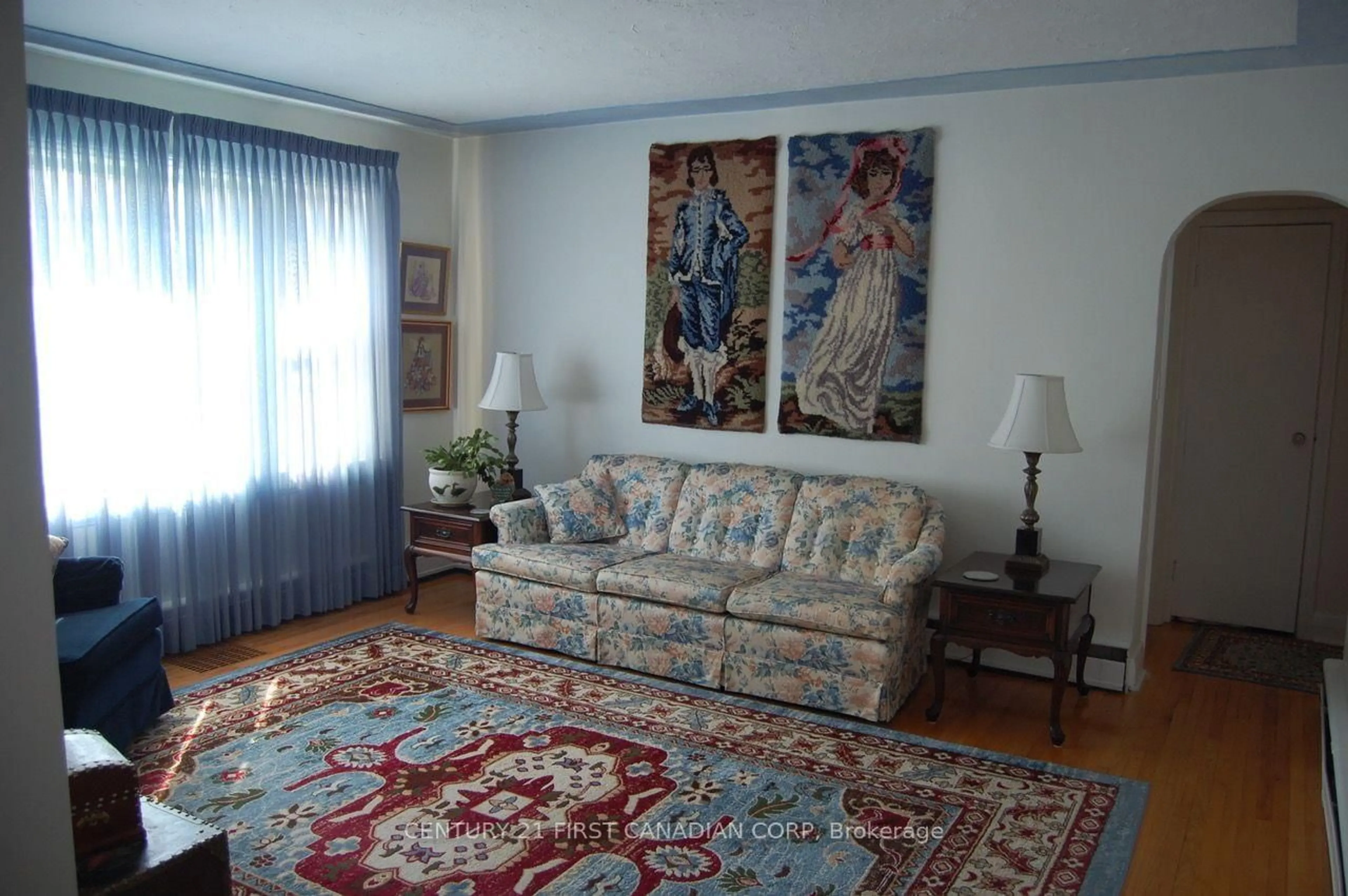 Living room with furniture, carpet floor for 166 Foster Ave, London North Ontario N6H 2L1
